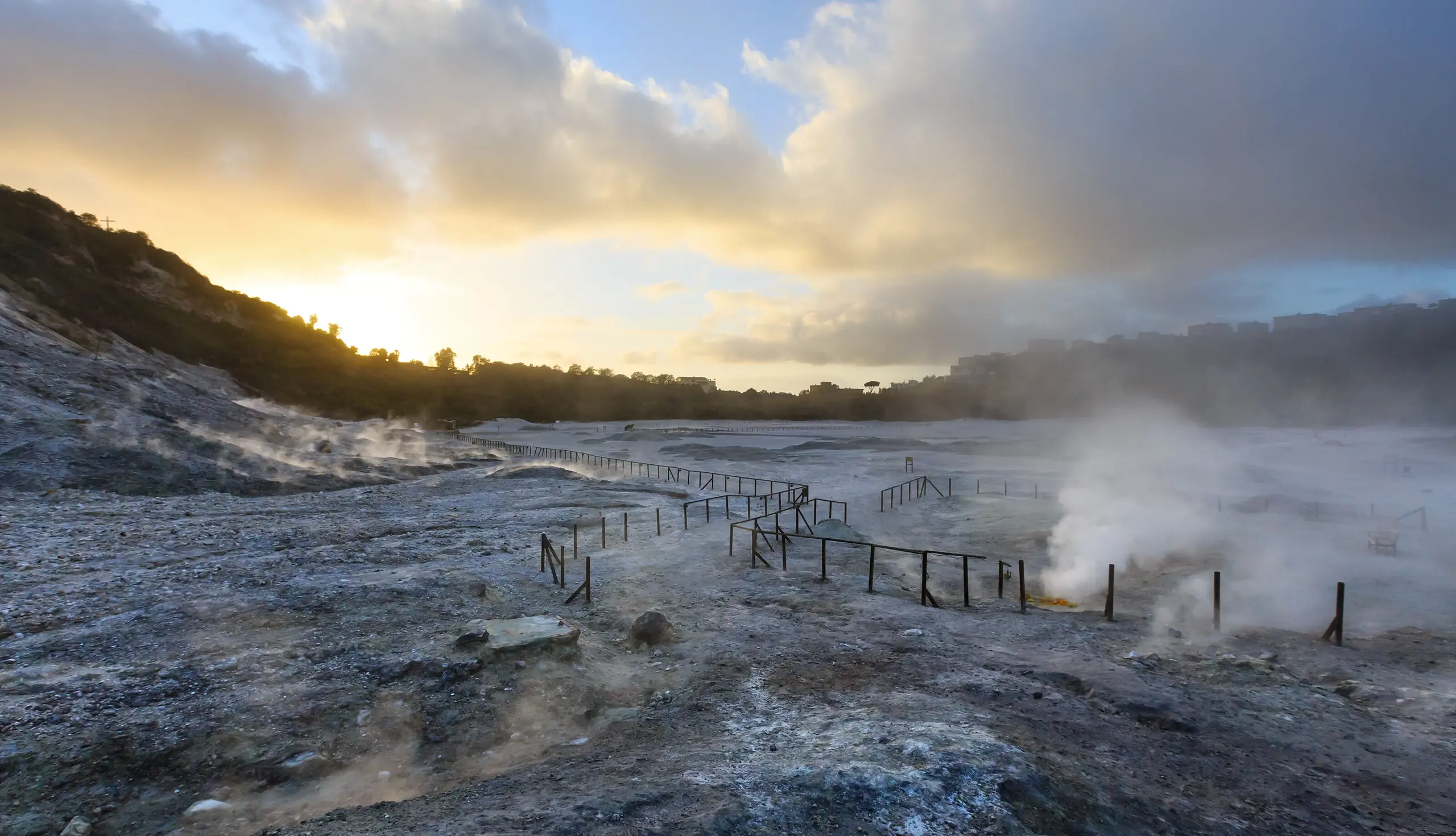 Der Krater Solfatara auf den Phlegräischen Feldern in Italien