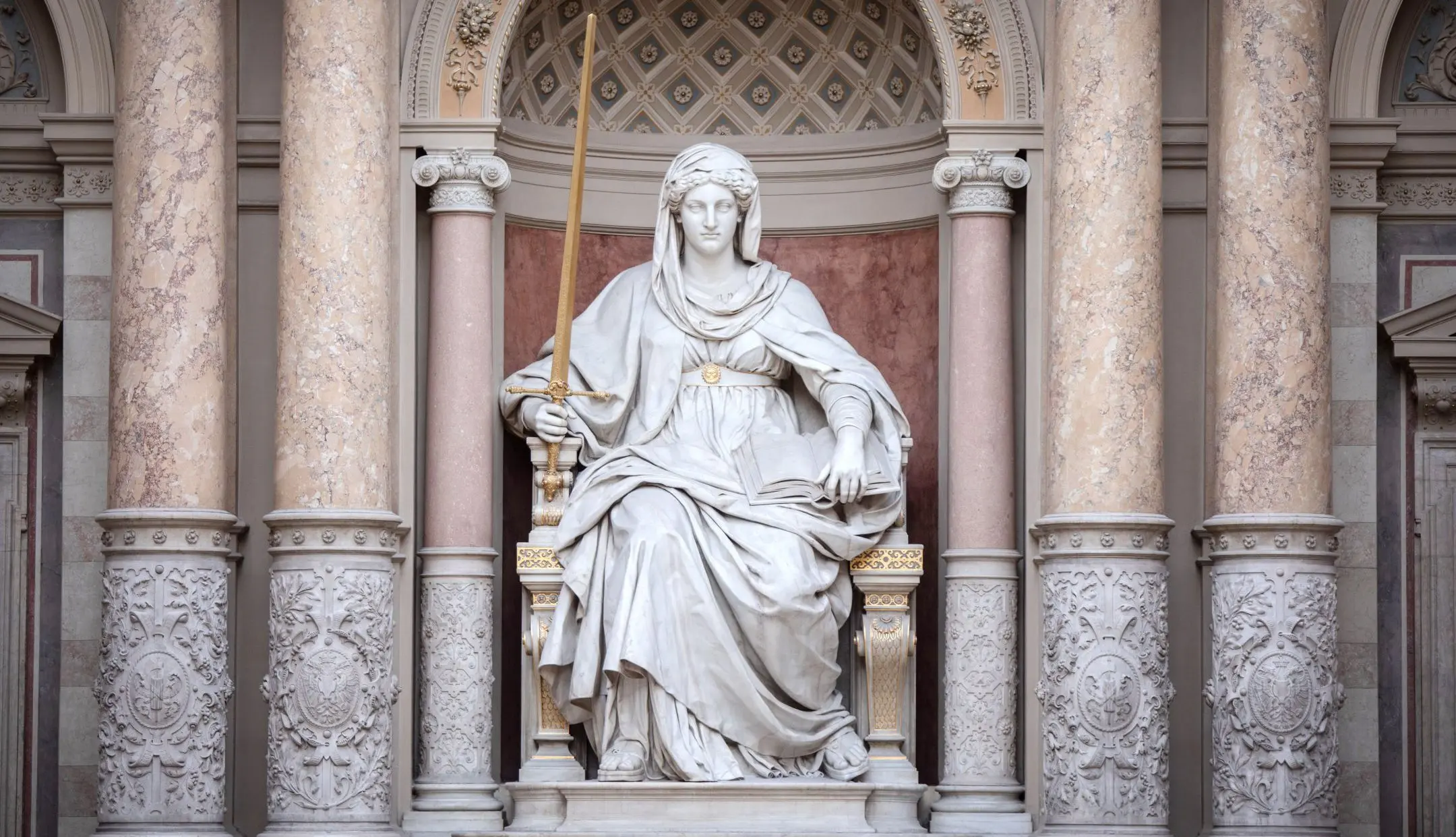 Statue der Justizia, Gewaltenteilung: Gesetzgebung, Verwaltung, Gerichtsbarkeit