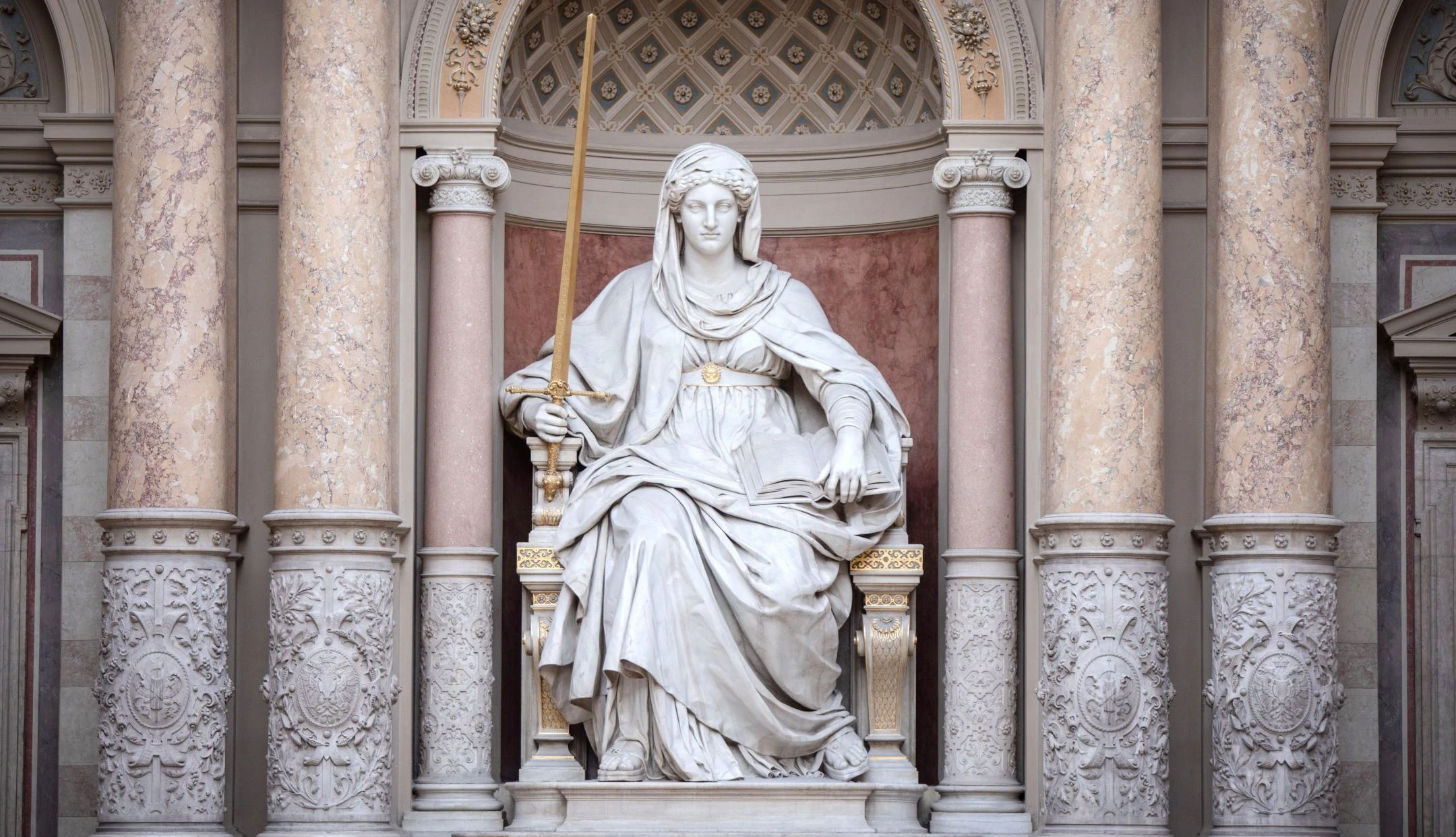 Statue der Justizia, Gewaltenteilung: Gesetzgebung, Verwaltung, Gerichtsbarkeit