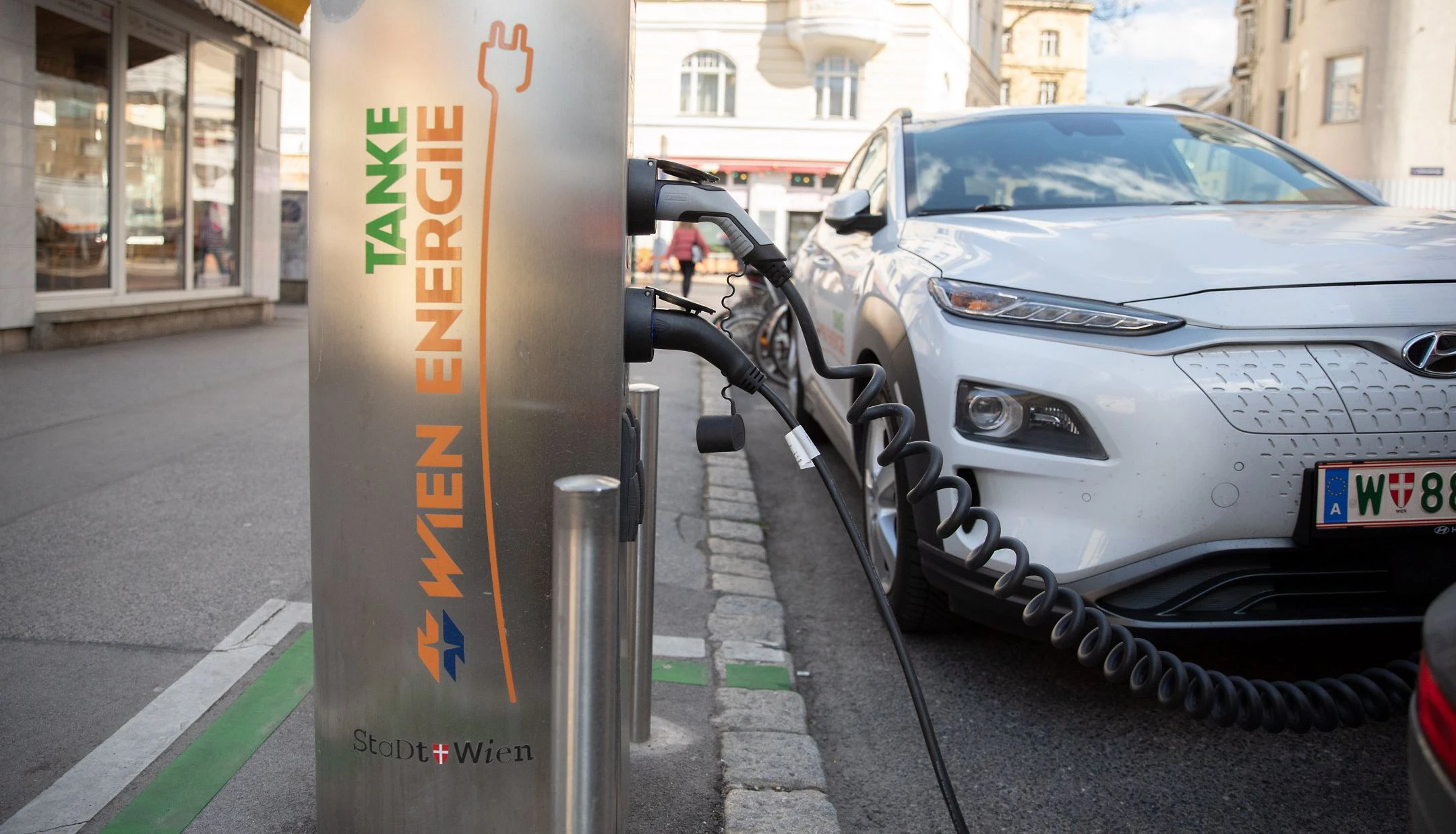 Gebrauchtes E-Auto an der E-Ladestation.