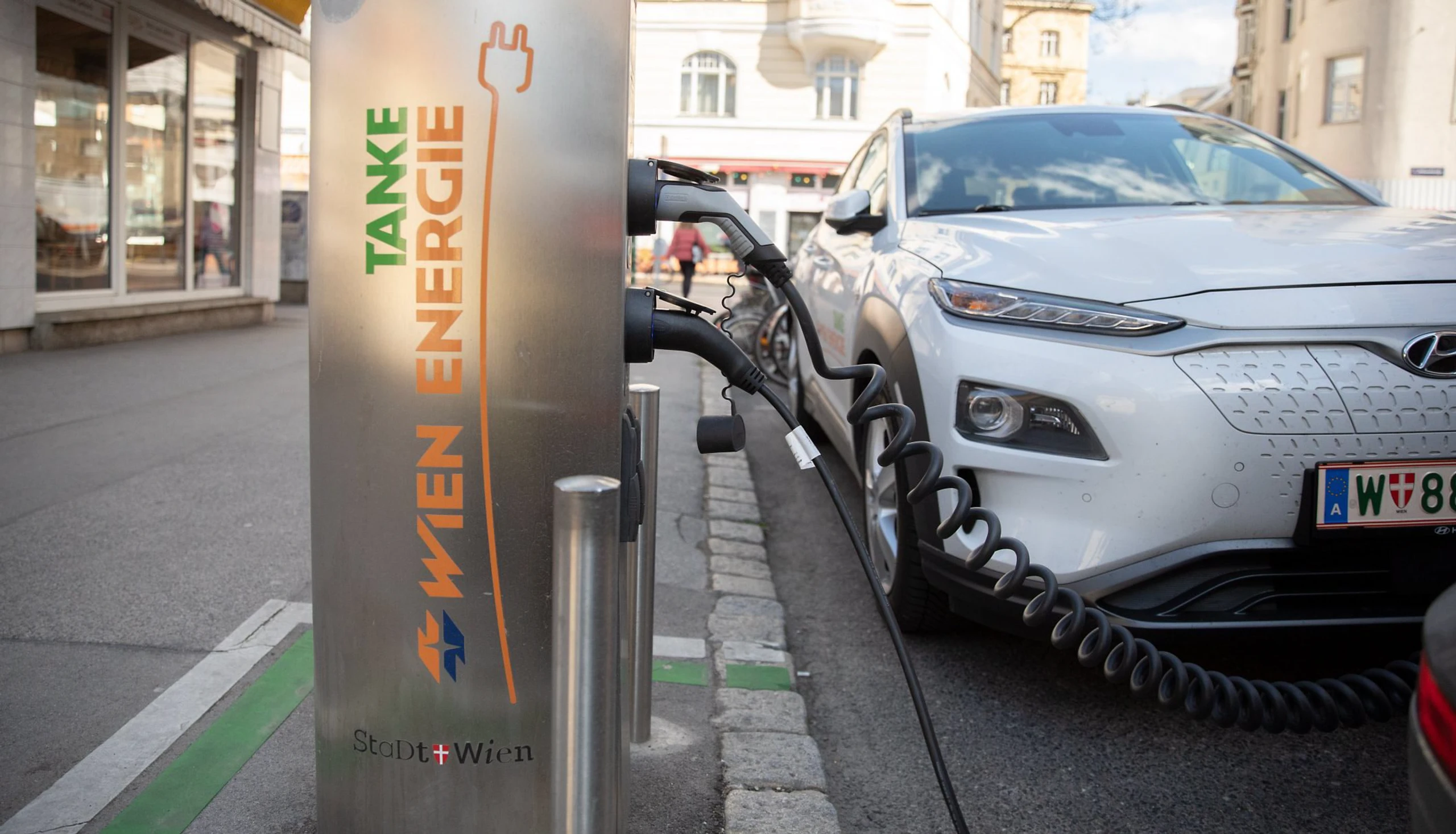 Gebrauchtes E-Auto an der E-Ladestation.