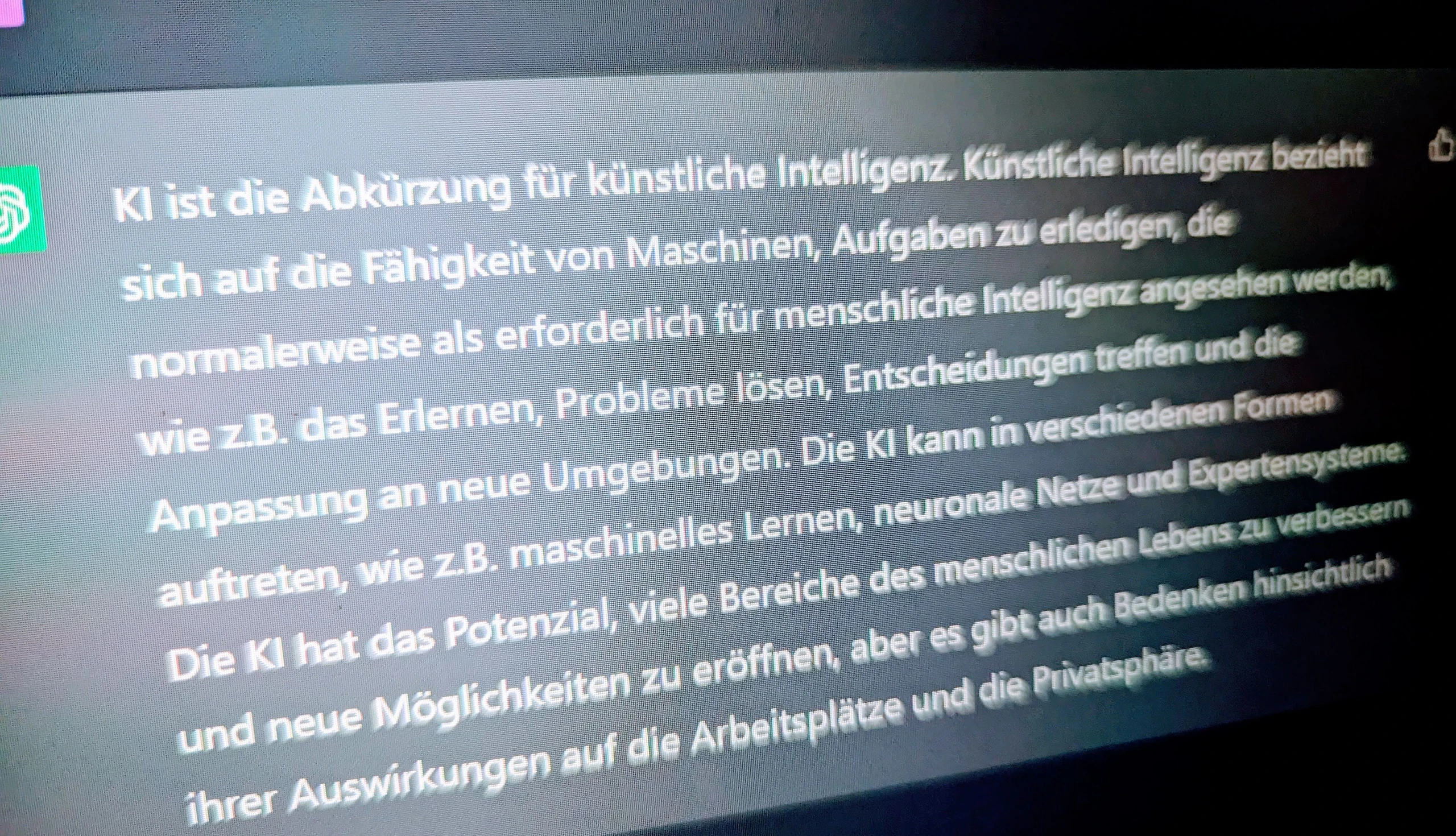 Die KI-Anwendung ChatGPT gibt eine Antwort auf die Frage, was eine KI ist.
