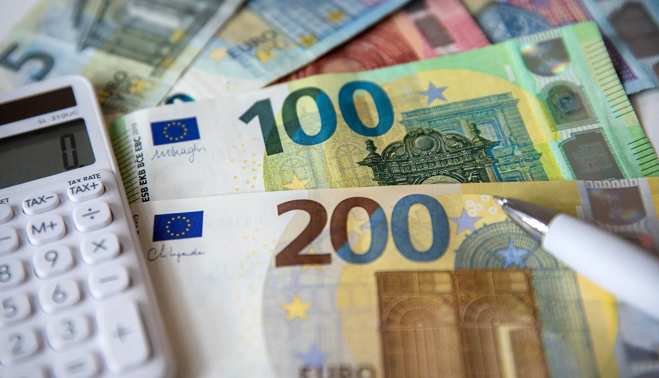 Euro-Scheine liegen auf einem Tisch.
