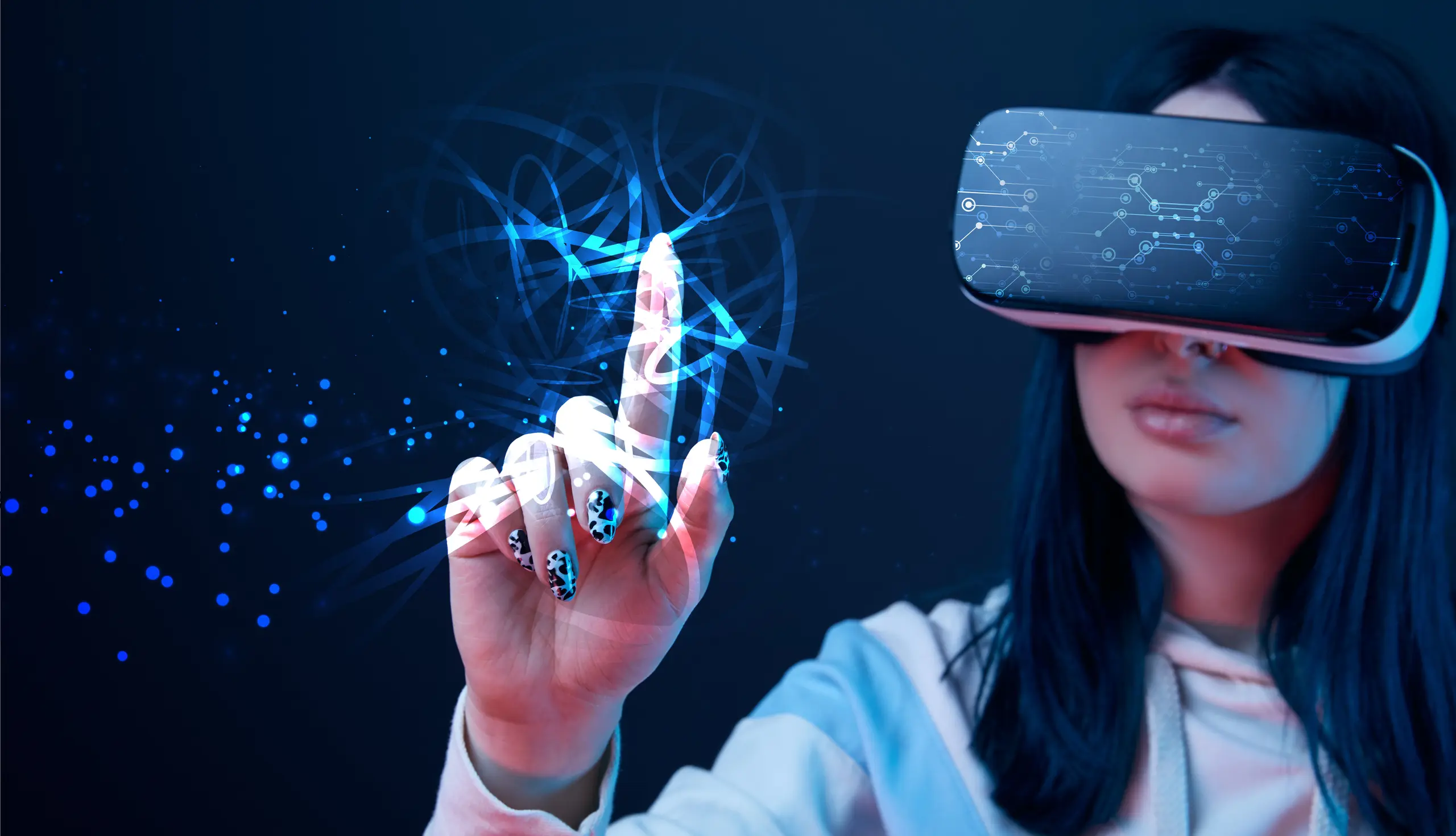 Metaverse: Eine Frau mit einer VR-Brille surft im Metaverse.