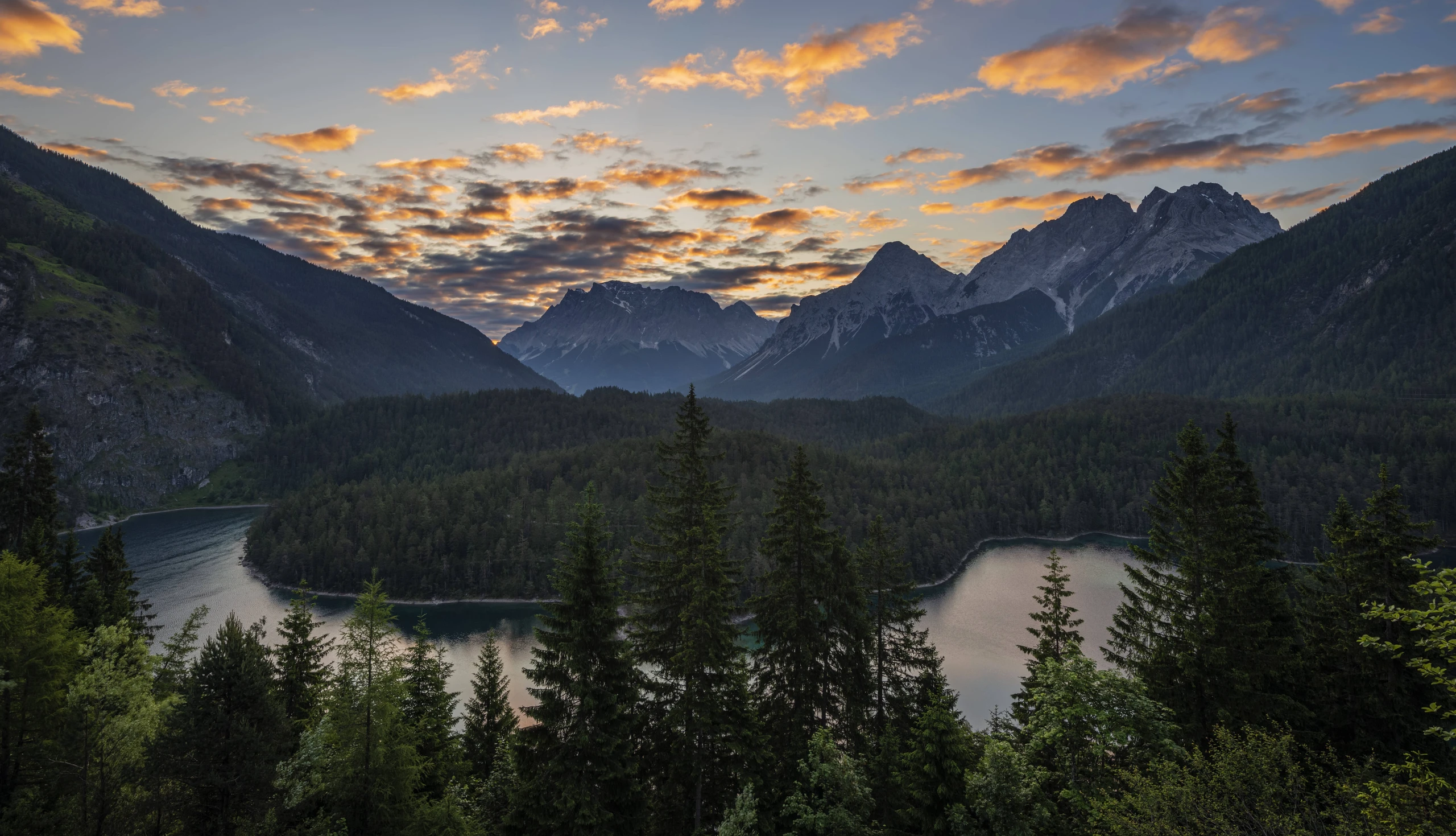 Von der 16km entfernten Zugspitze kann man den Blindsee klar und deutlich erkennen.