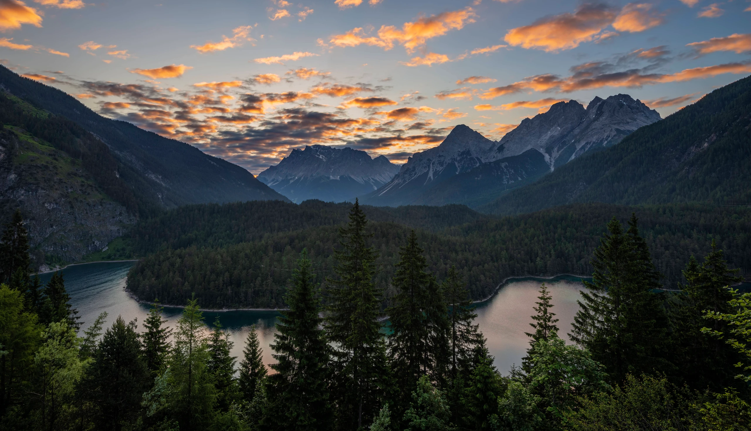 Von der 16km entfernten Zugspitze kann man den Blindsee klar und deutlich erkennen.