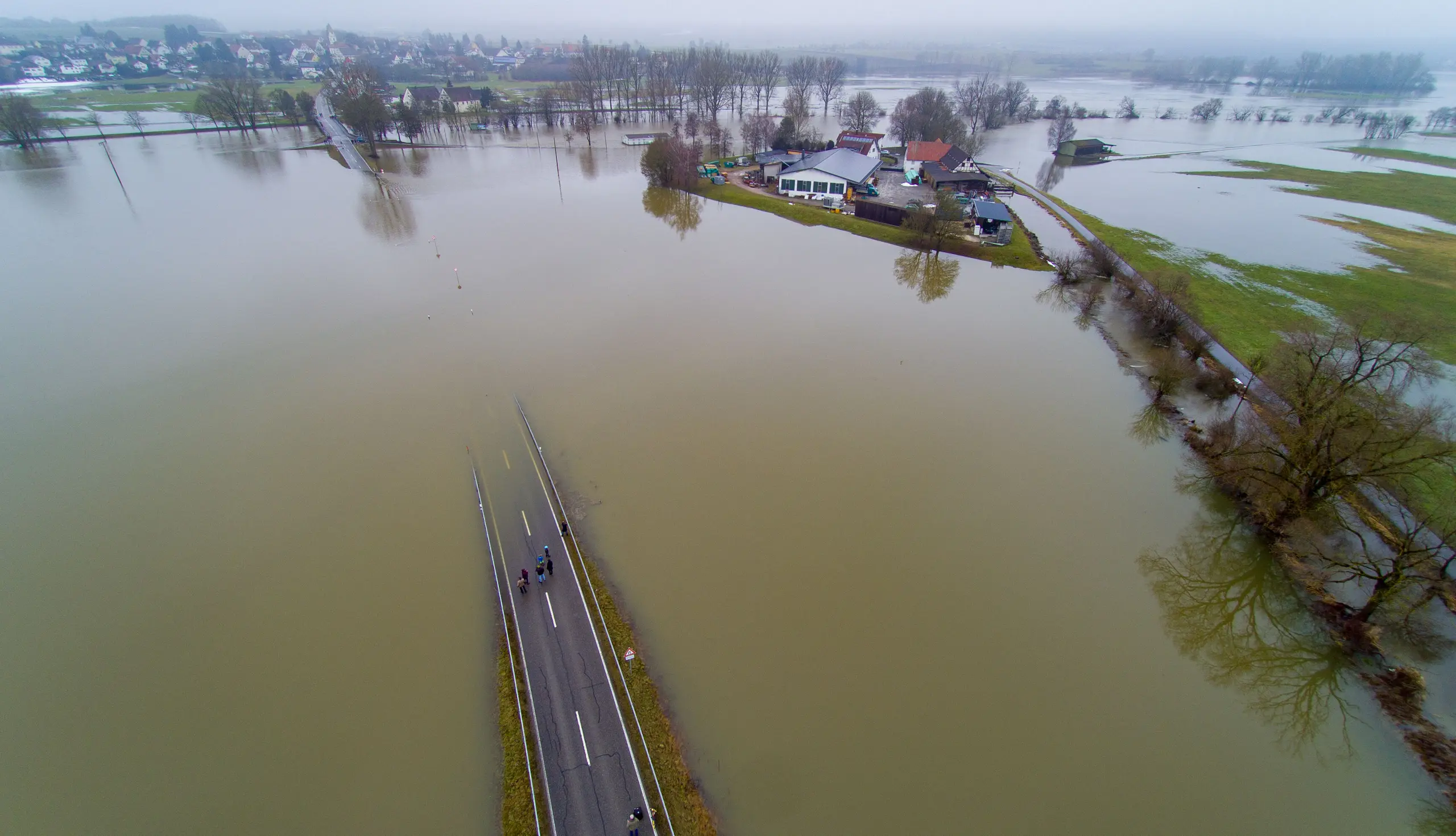 Luftaufnahme mit Drohne des Donauhochwassers bei Daugendorf bei Riedlingen