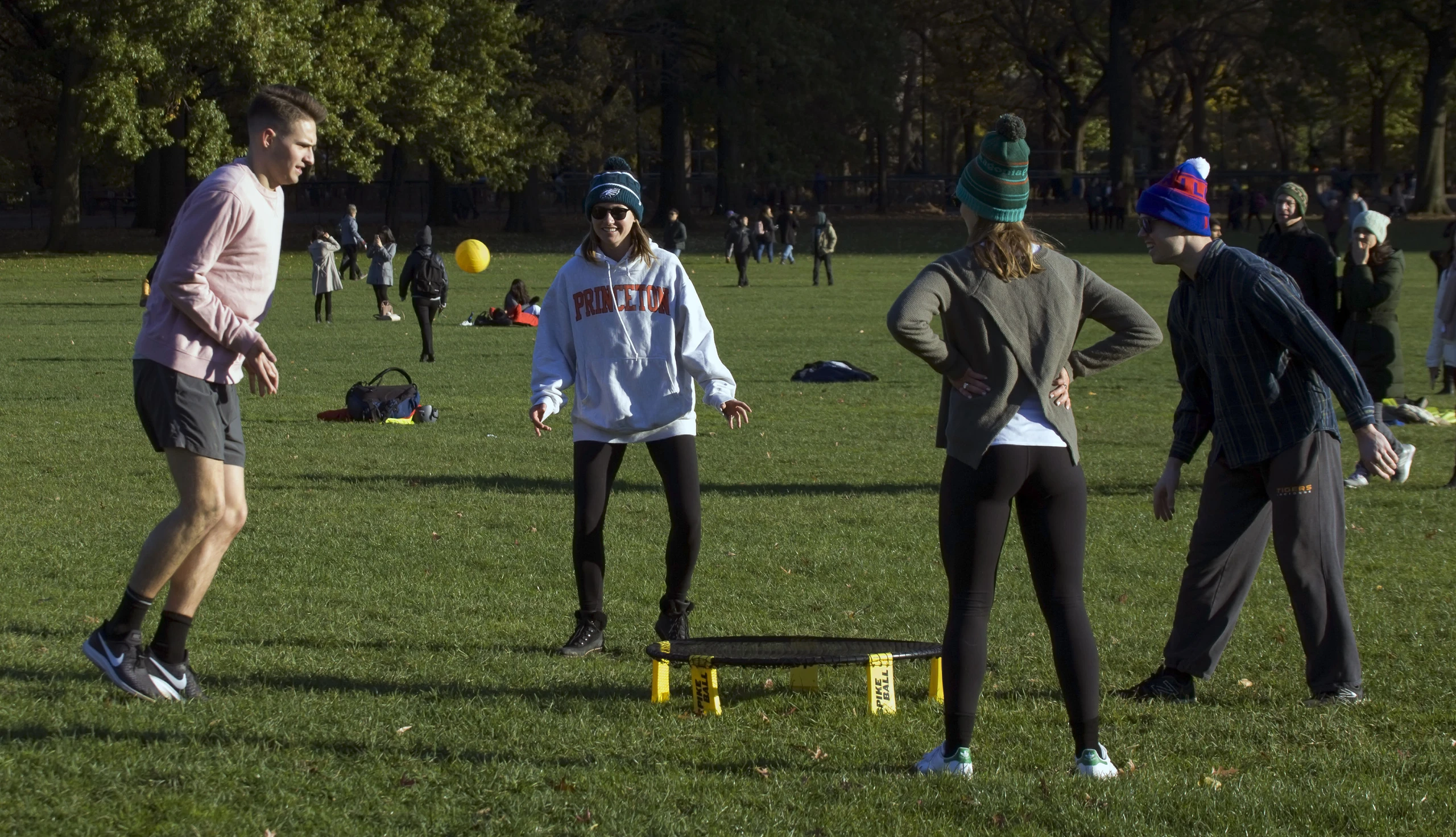 Spikeball wird gespielt