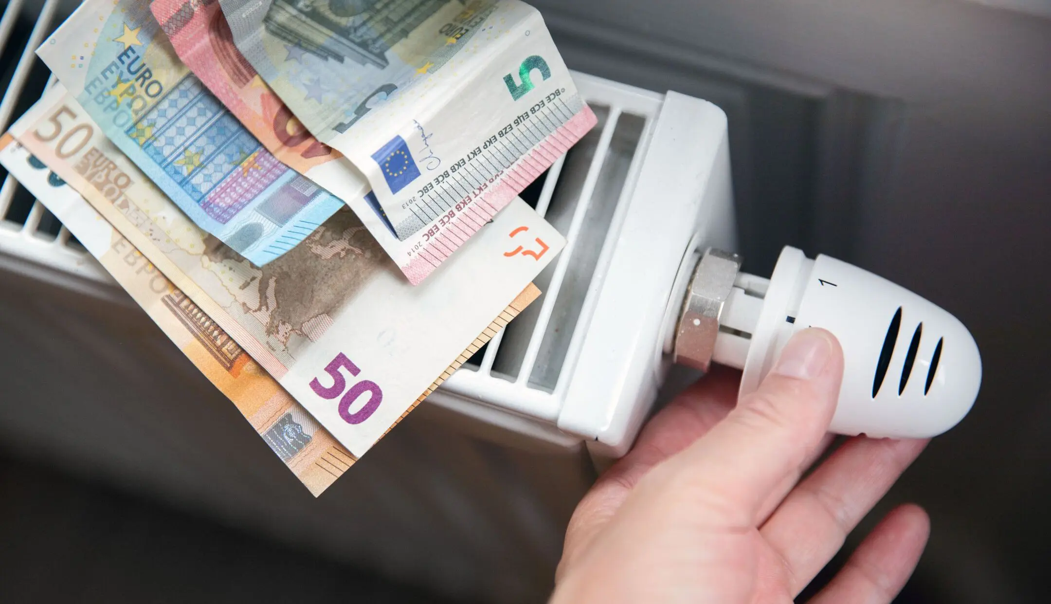 Heizen: Eine Heizung mit Euro-Scheinen darauf.