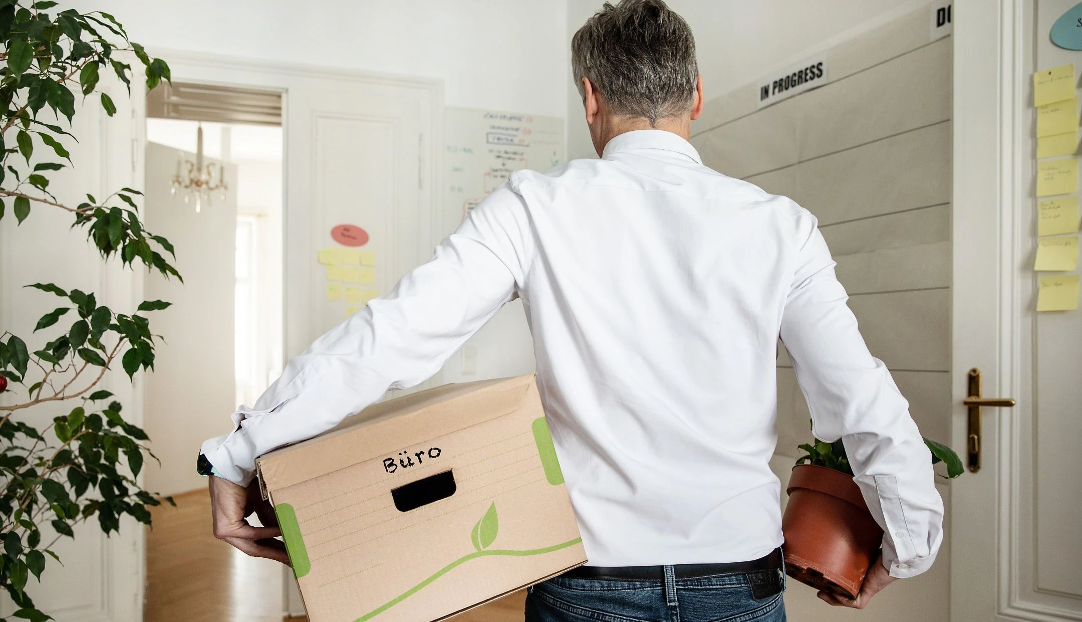 Ein Mann verlasst nach der Kündigung das Büro
