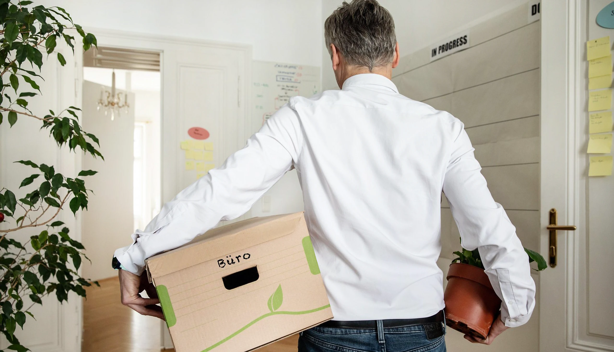 Ein Mann verlasst nach der Kündigung das Büro