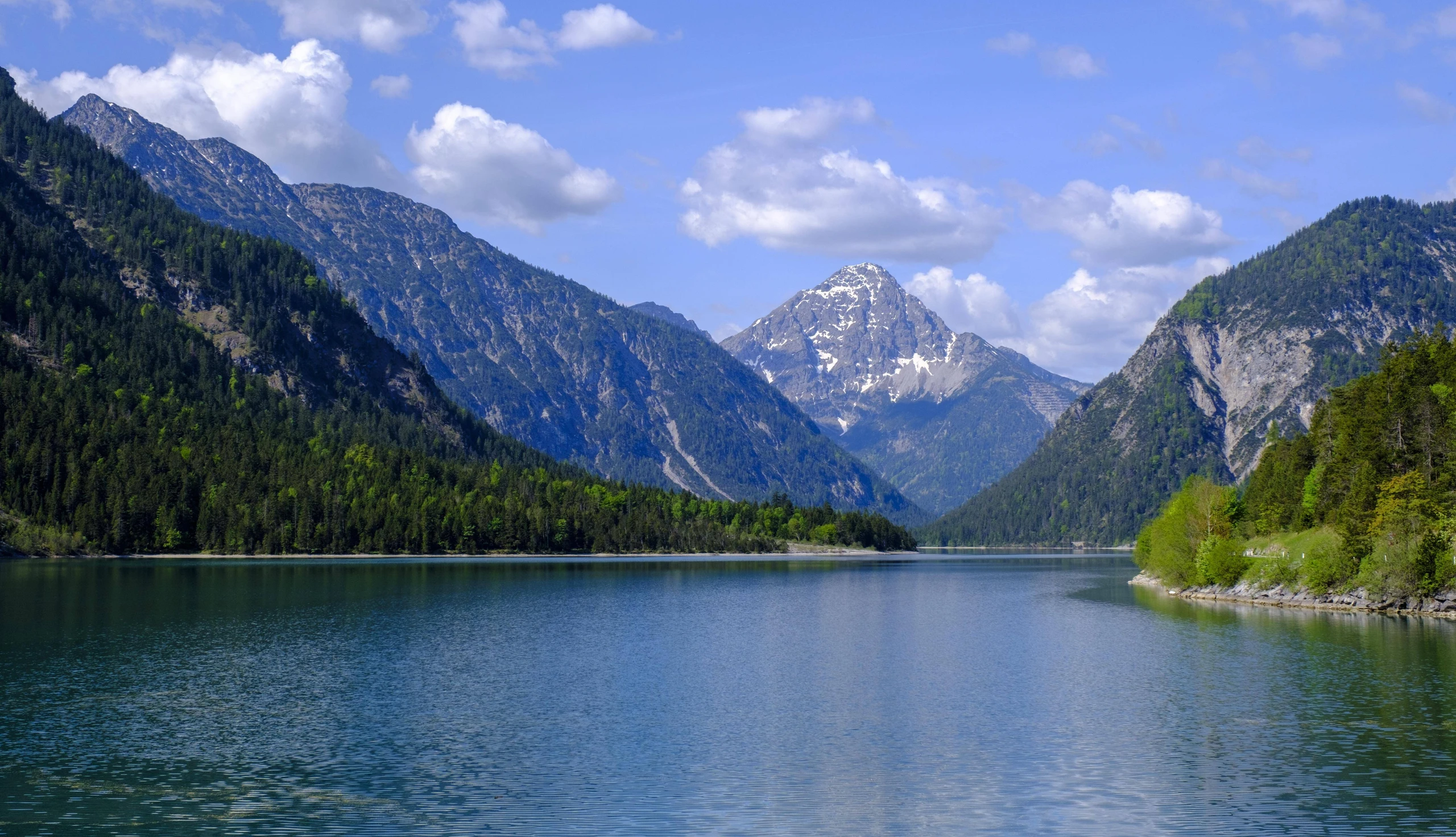 Der Plansee überzeugt mit seinem atemberaubenden Alpenpanorama.