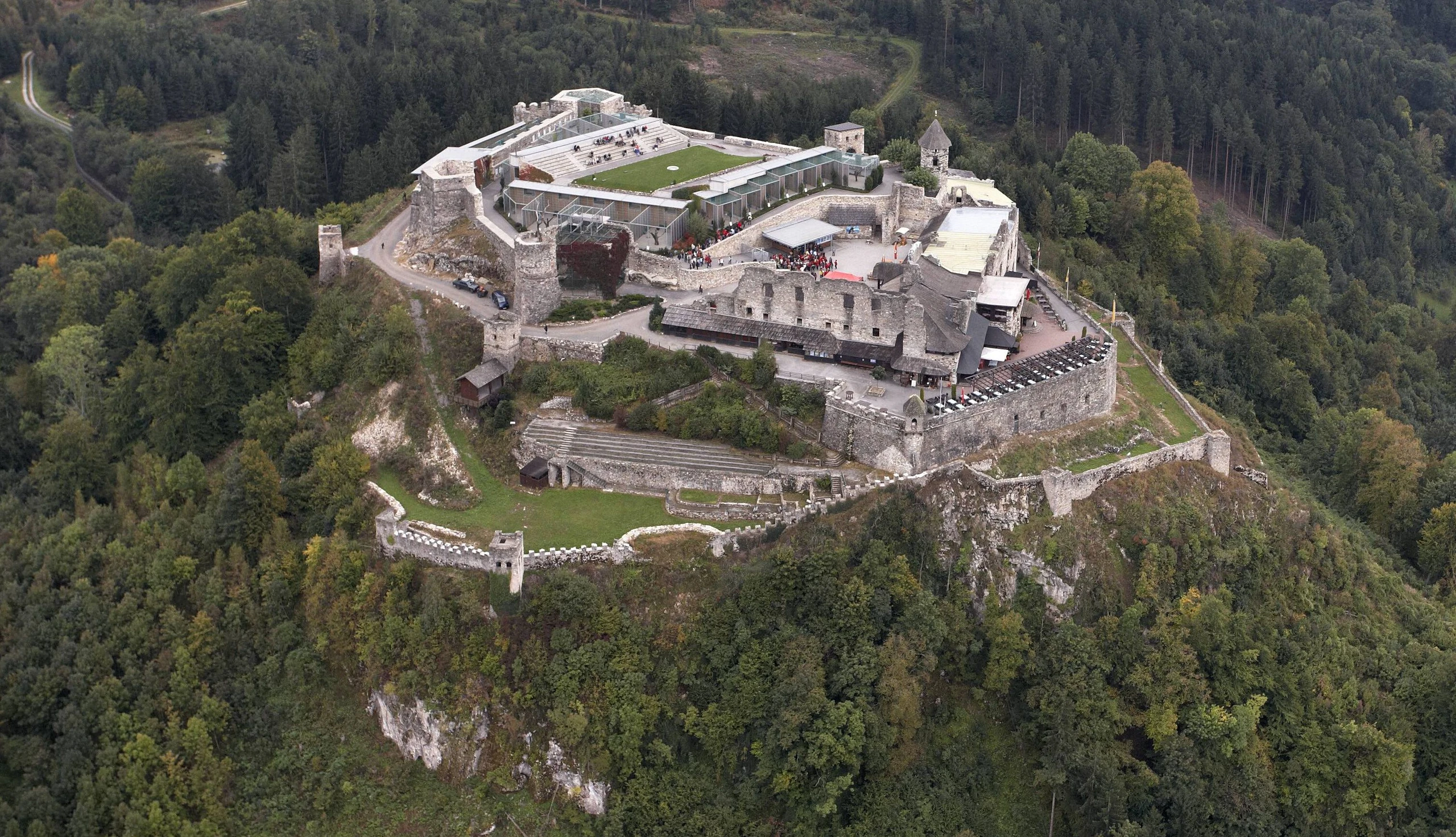 Luftaufnahme der Burg Landskron in Kärnten