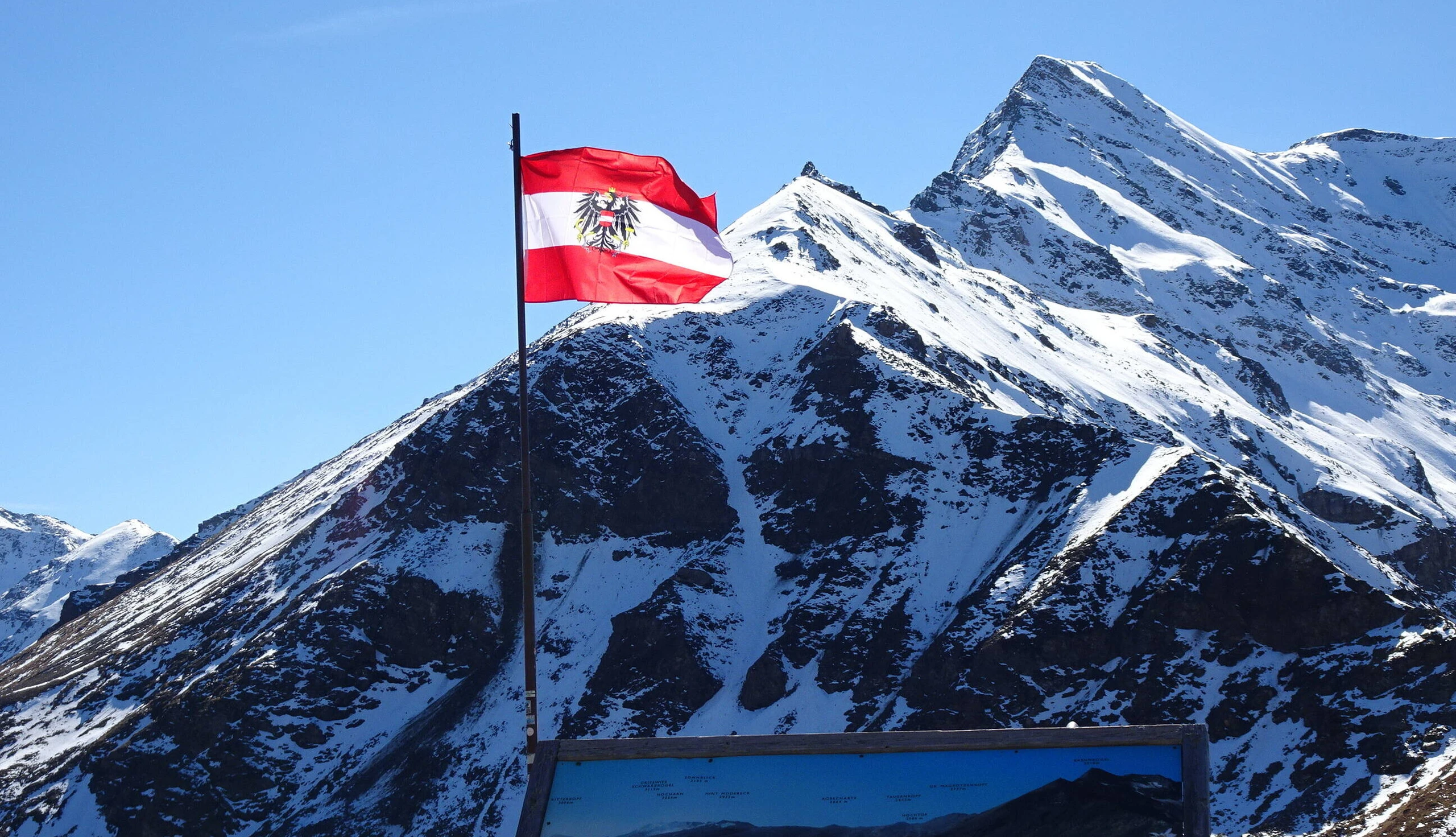 Die Österreich-Flagge beim Großglockner