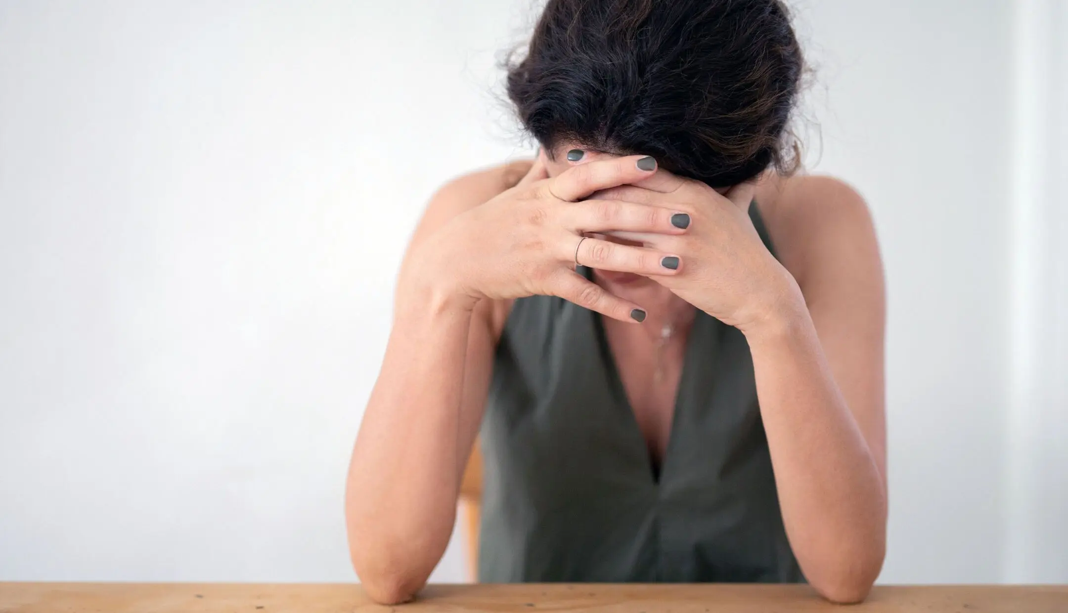 Eine Sozialphobie kann bei Betroffenen zur Verzweiflung und sogar bis zur Depression führen.
