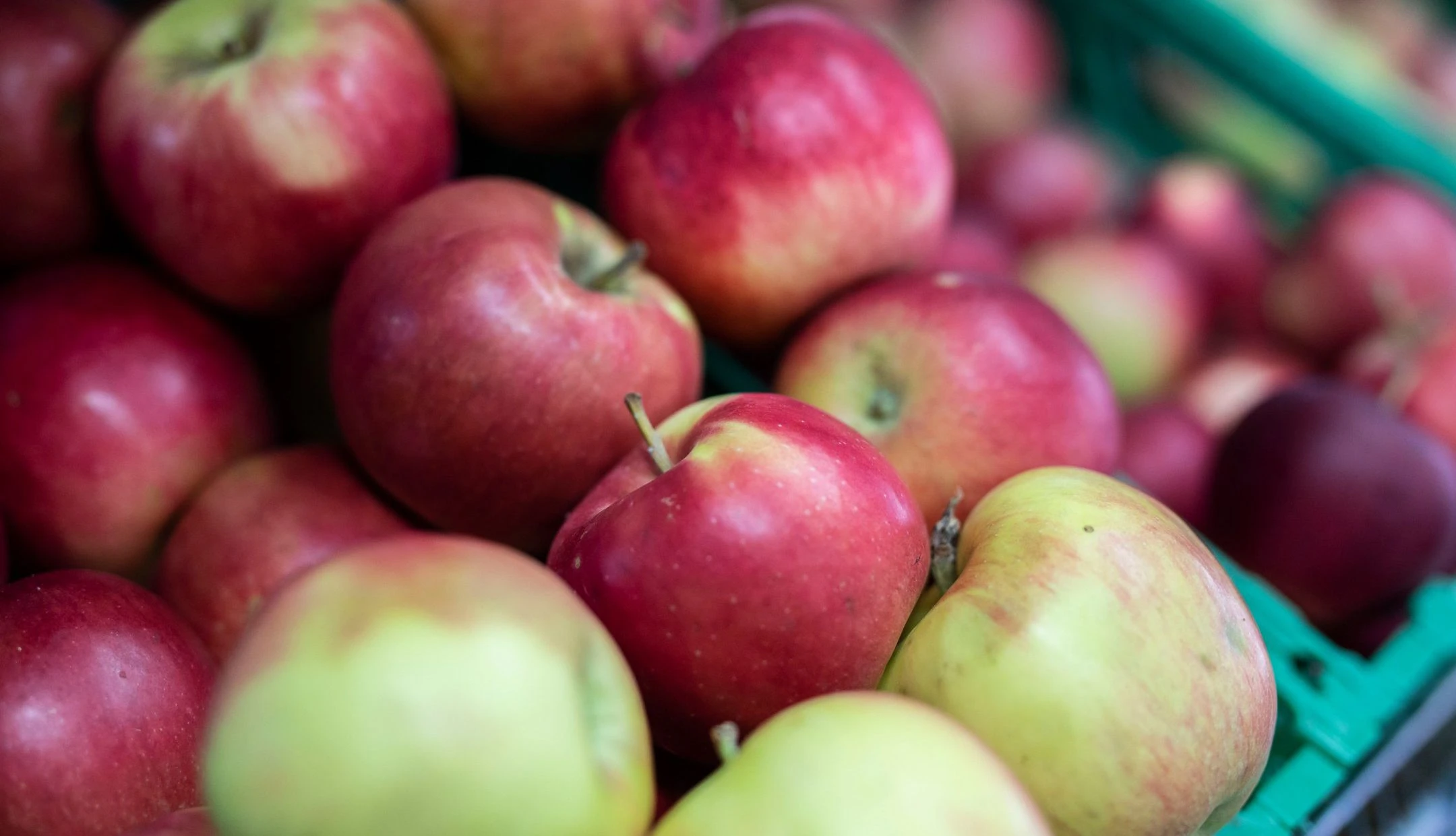 Frische Äpfel auf dem Wochenmarkt