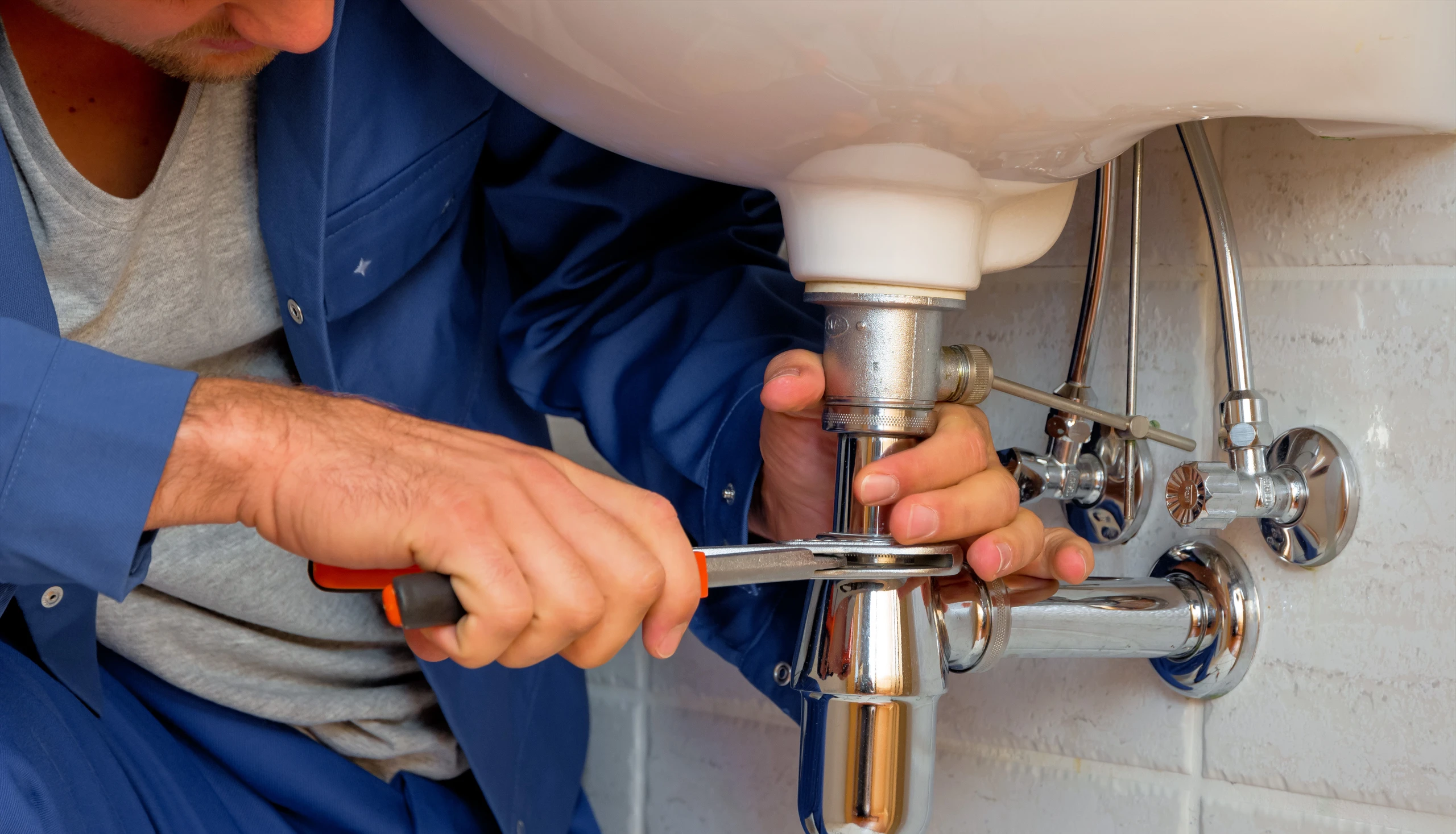 Installateur bei der Arbeit