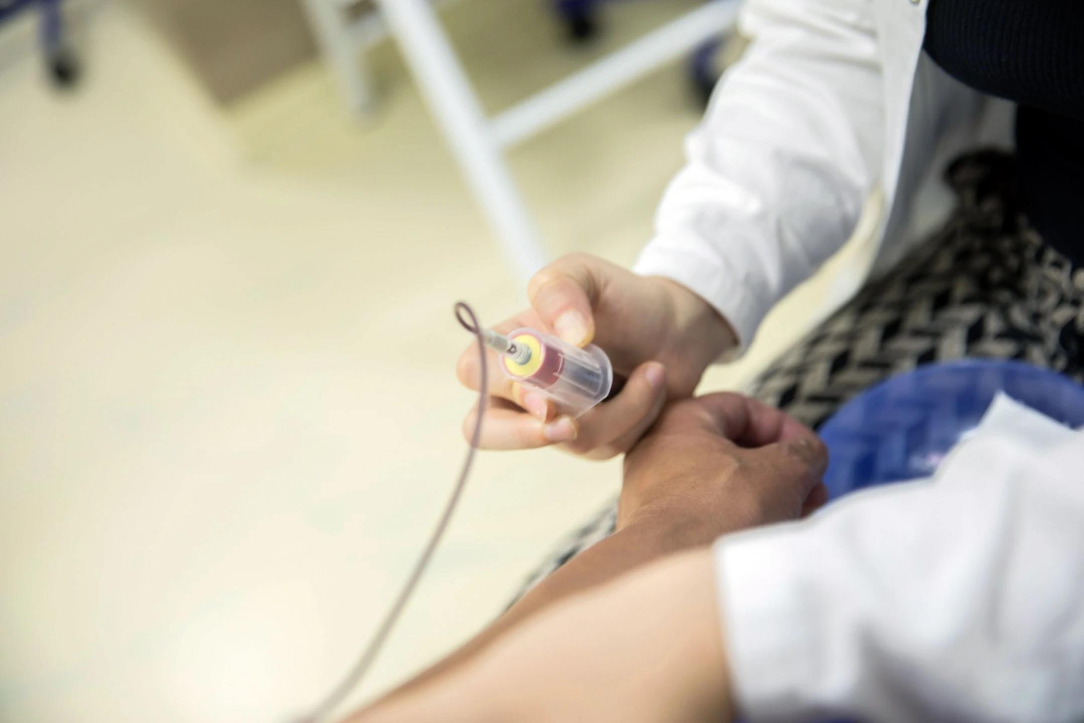 Genetiker untersuchen unter Anderem menschliches Genmaterial(bsp. Blut)