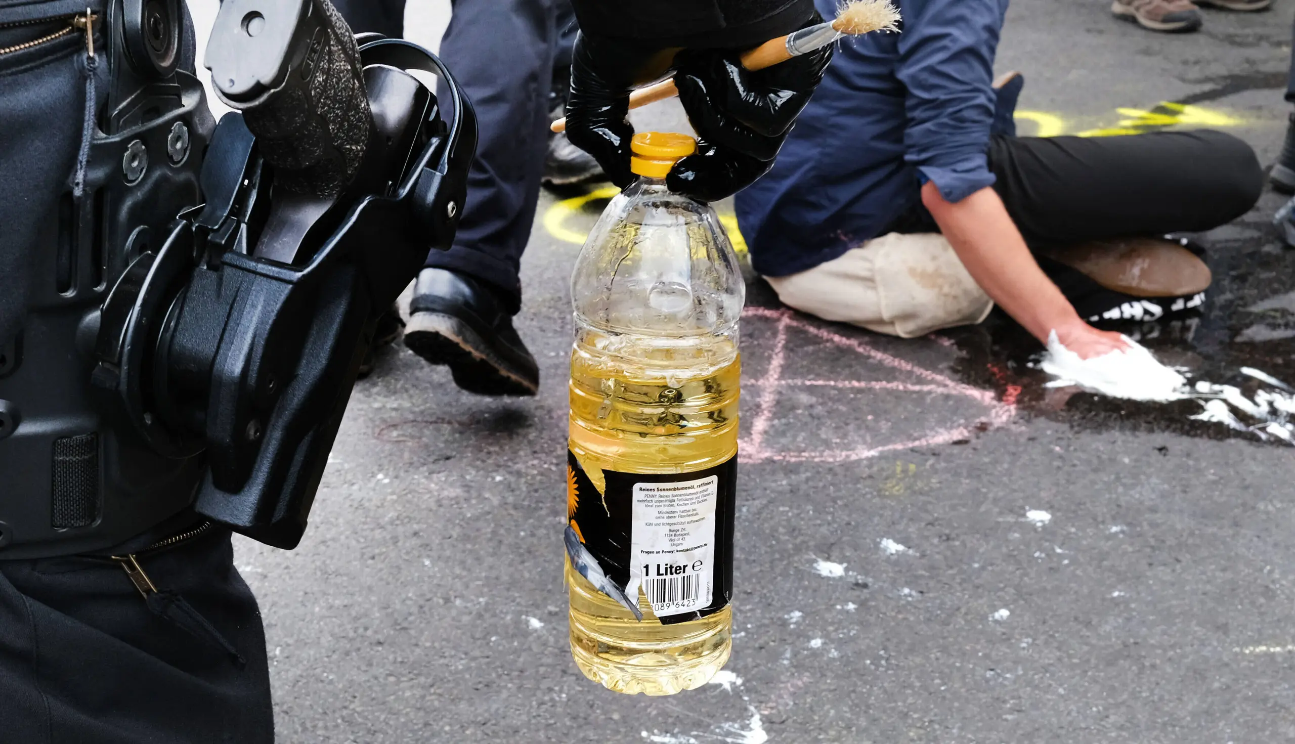 Klimaaktivisten kleben ihre Hände aus Protest auf der Straße fest.