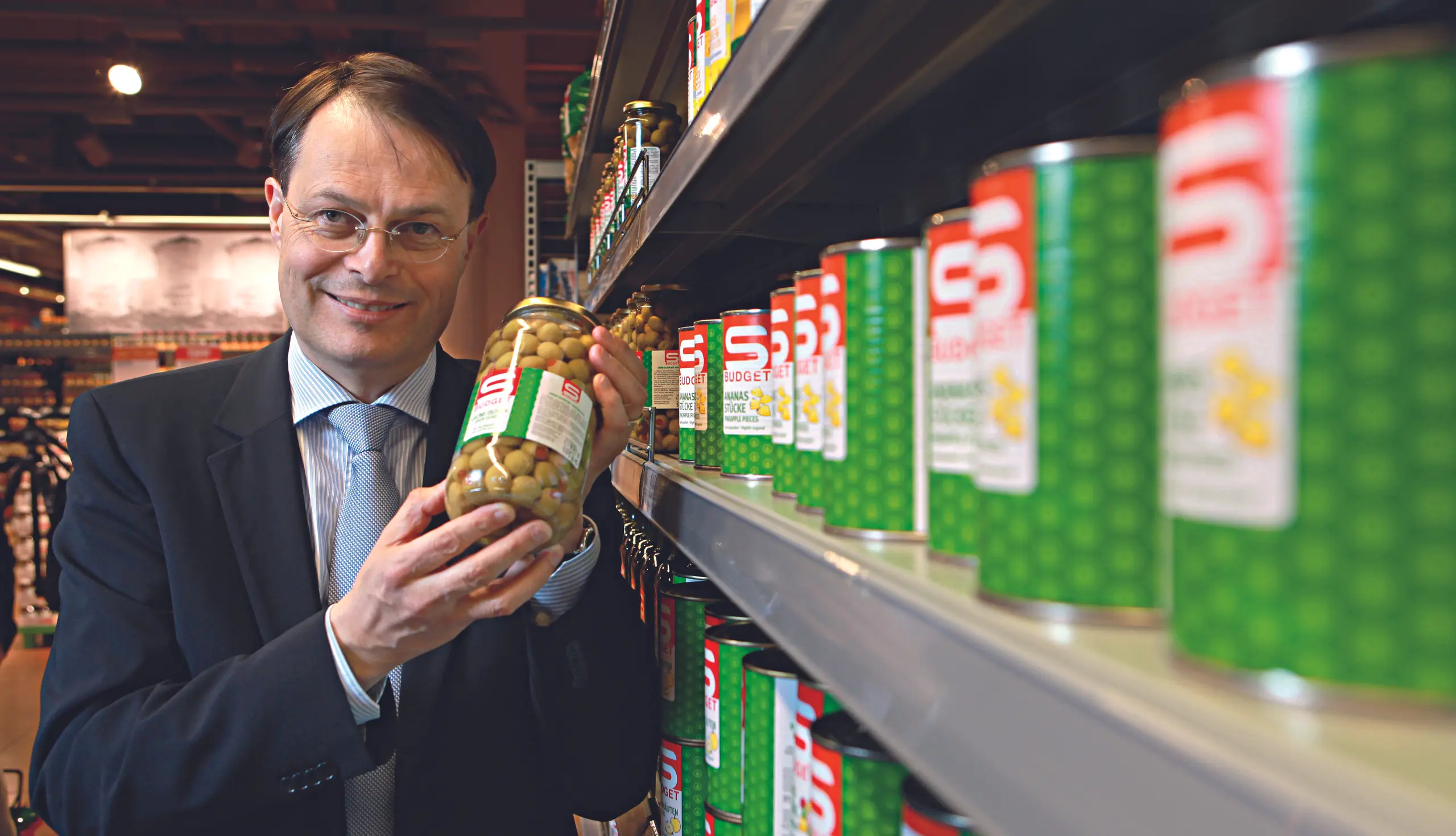 Spar-Vorstandschef Gerhard Drexel mit S-Budget Eigenmarken.