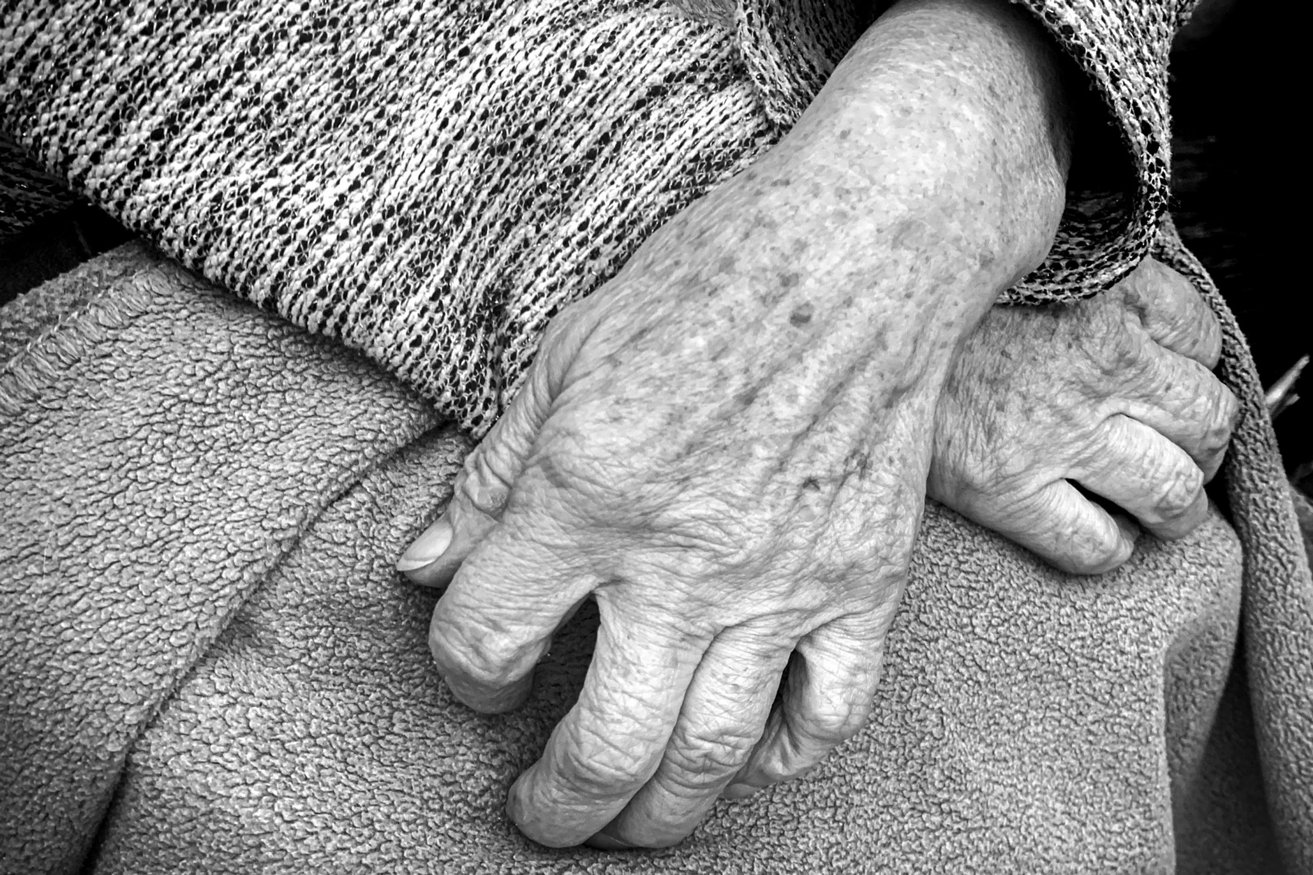 Pflege der Angehörigen: Wann man enterbt werden kann