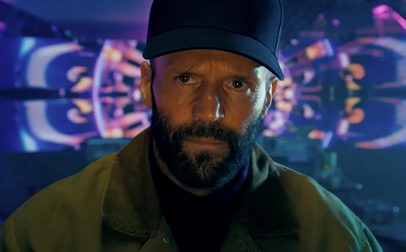 Szene aus dem Film „The Beekeeper“ (2024)