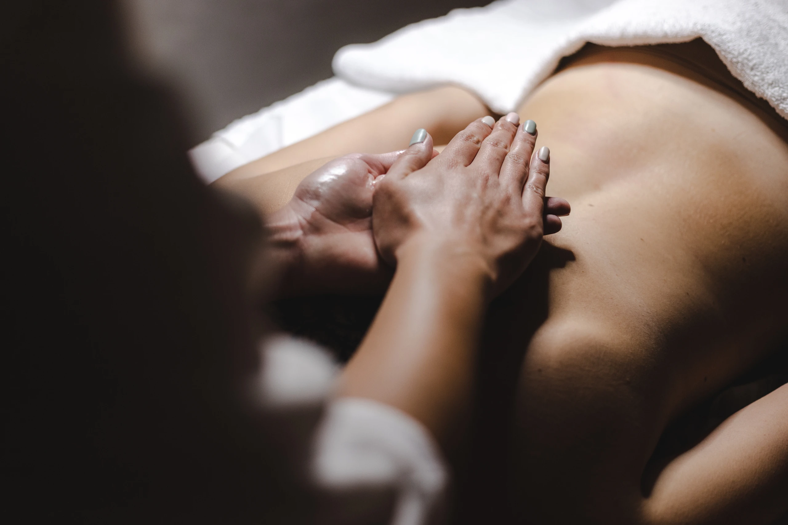 Frau, die massiert wird