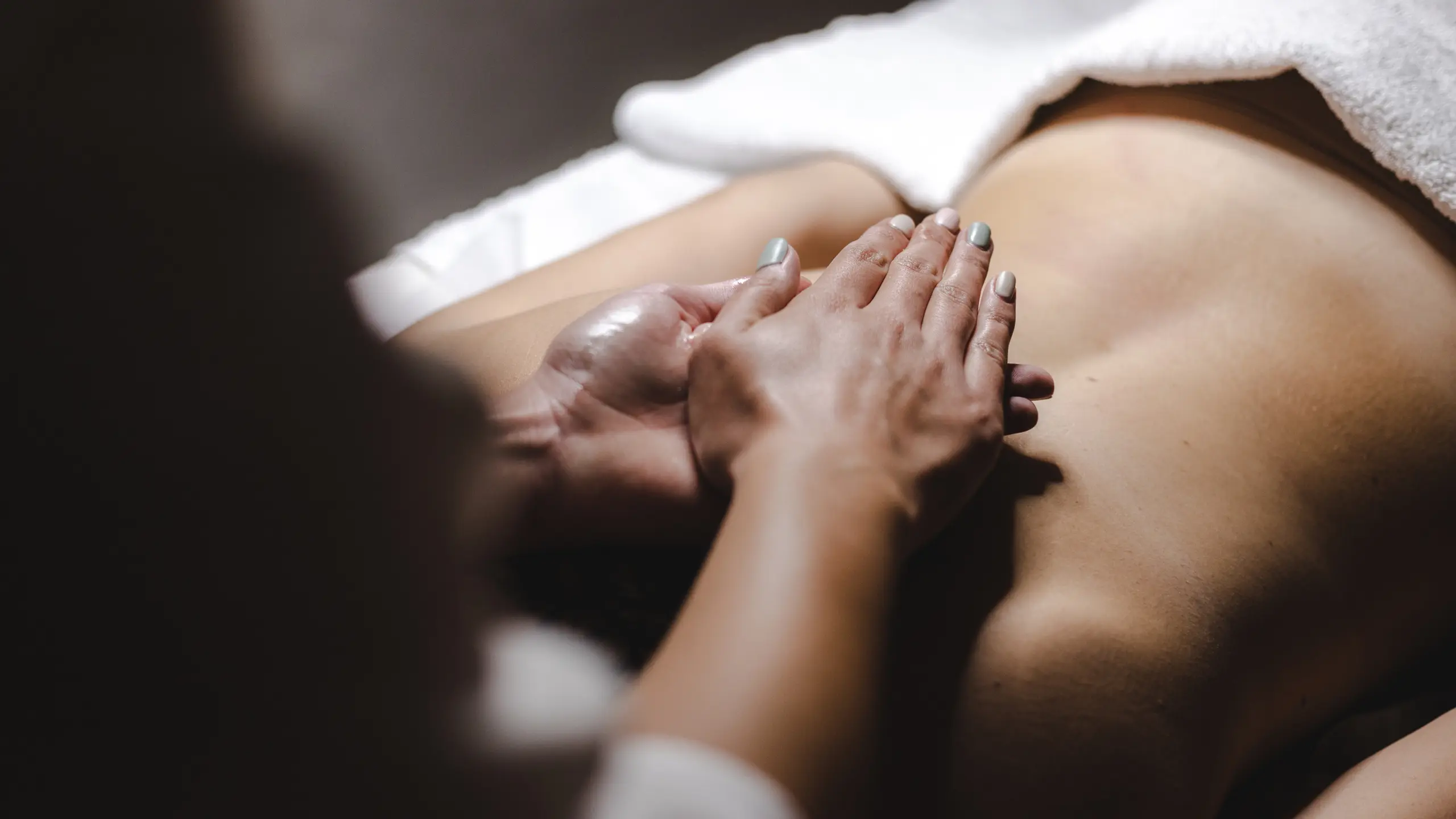 Frau, die massiert wird