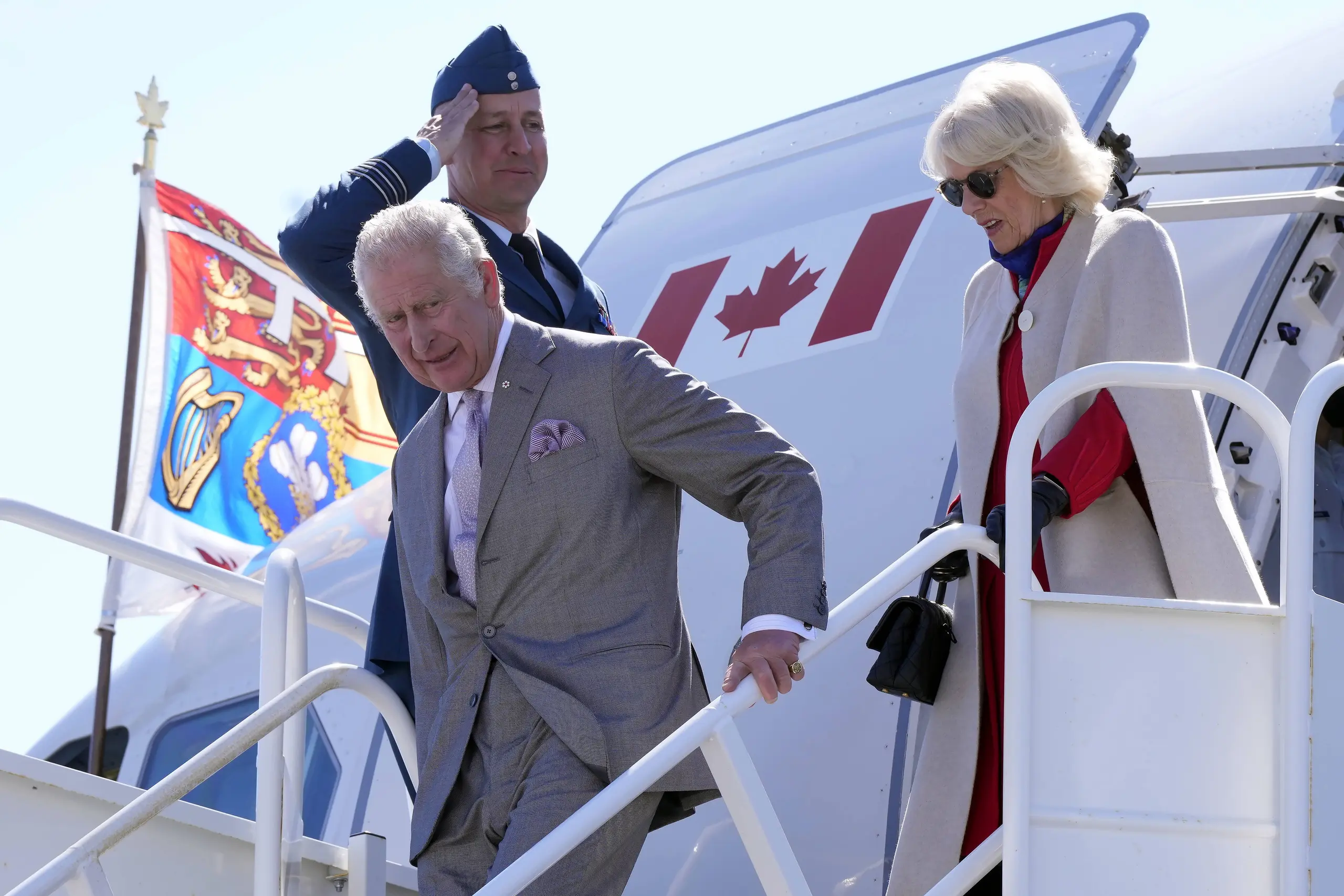 König Charles steigt aus dem Flugzeug aus.