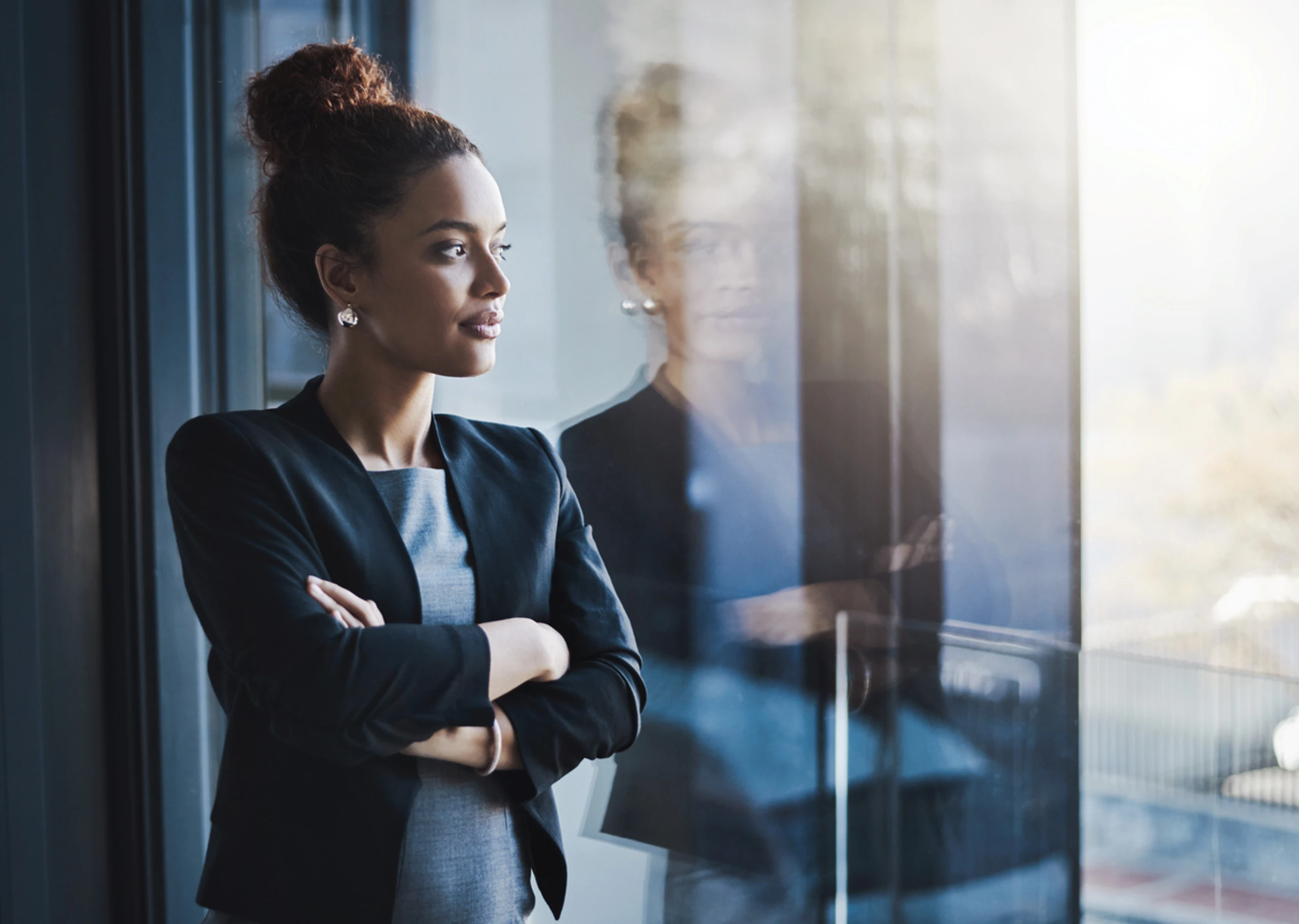 Businessfrau vor einem Fenster