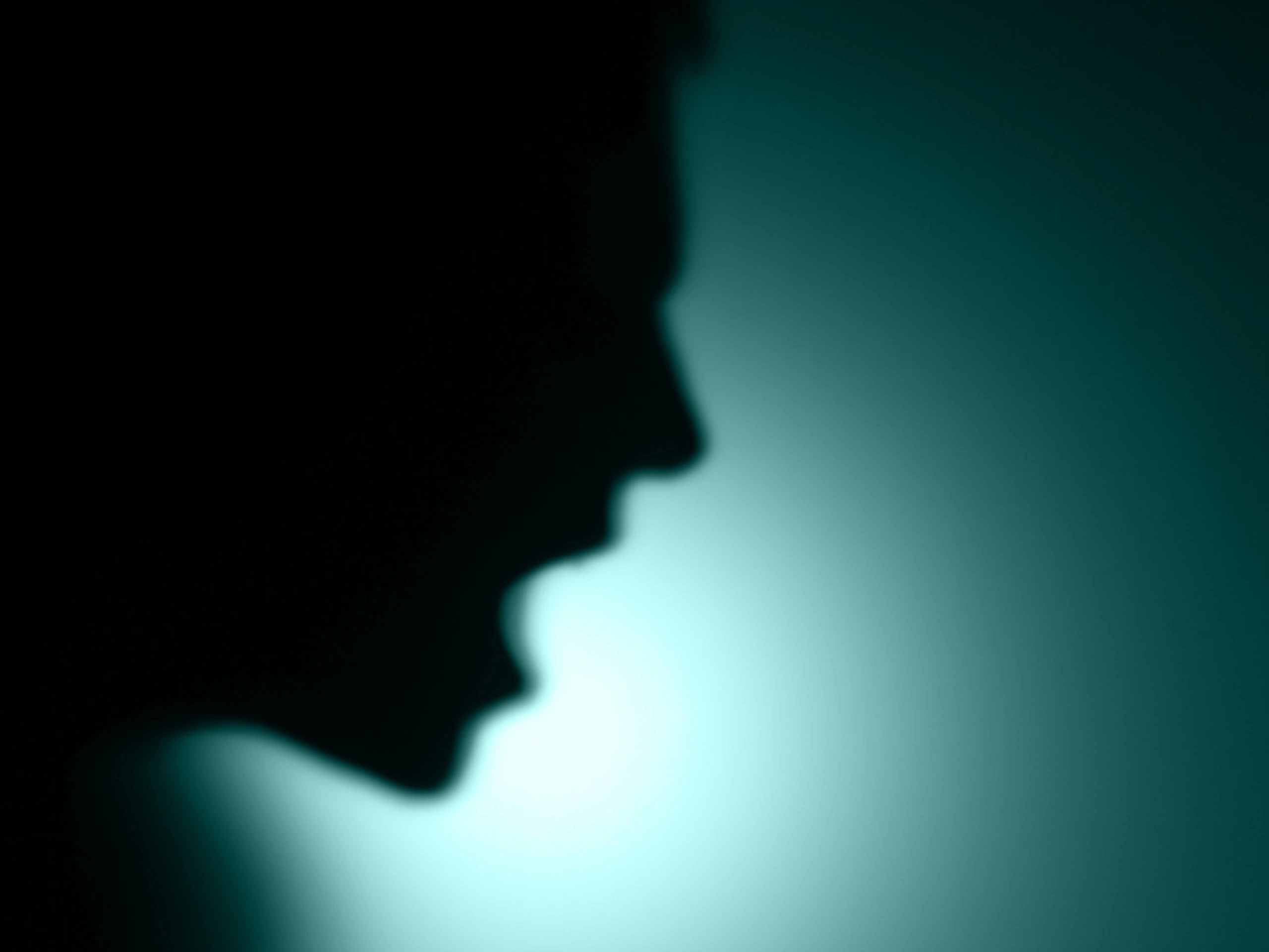 Der Schatten eines Mannes ist im Profil zu sehen.