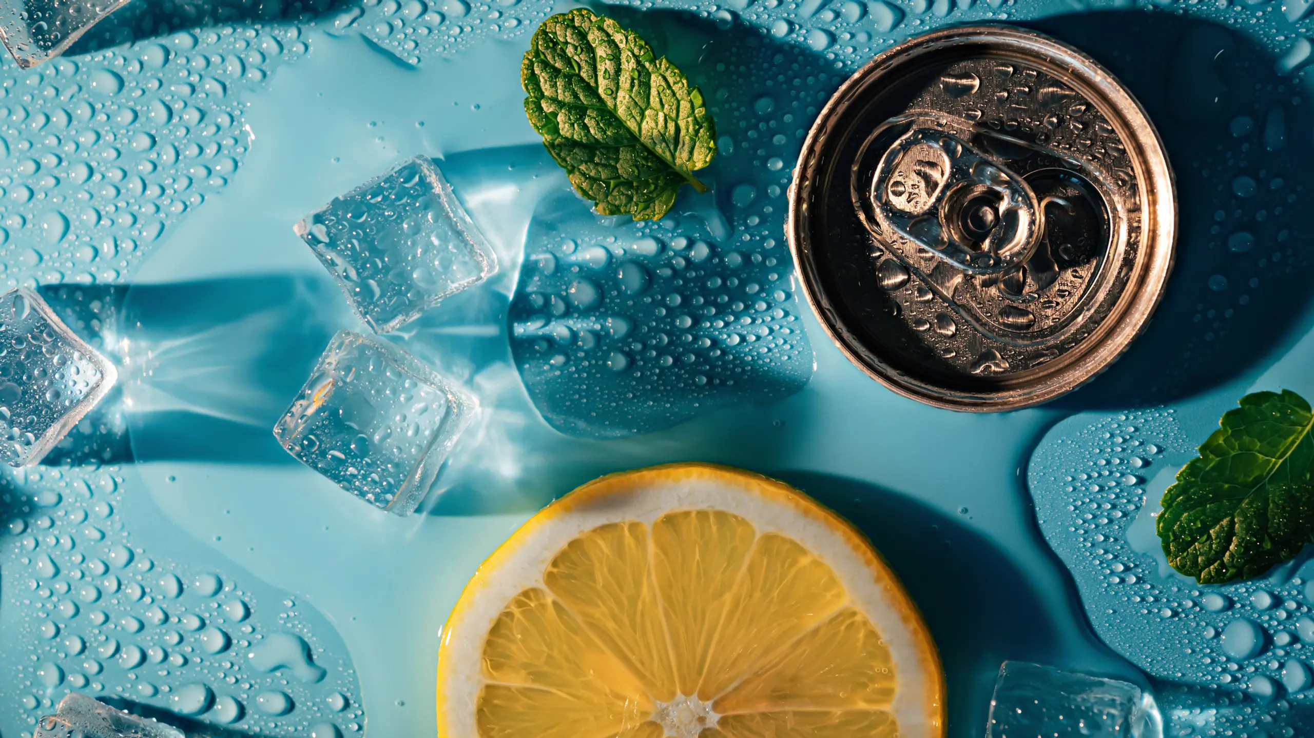 Getränkedose auf blauem Hintergrund