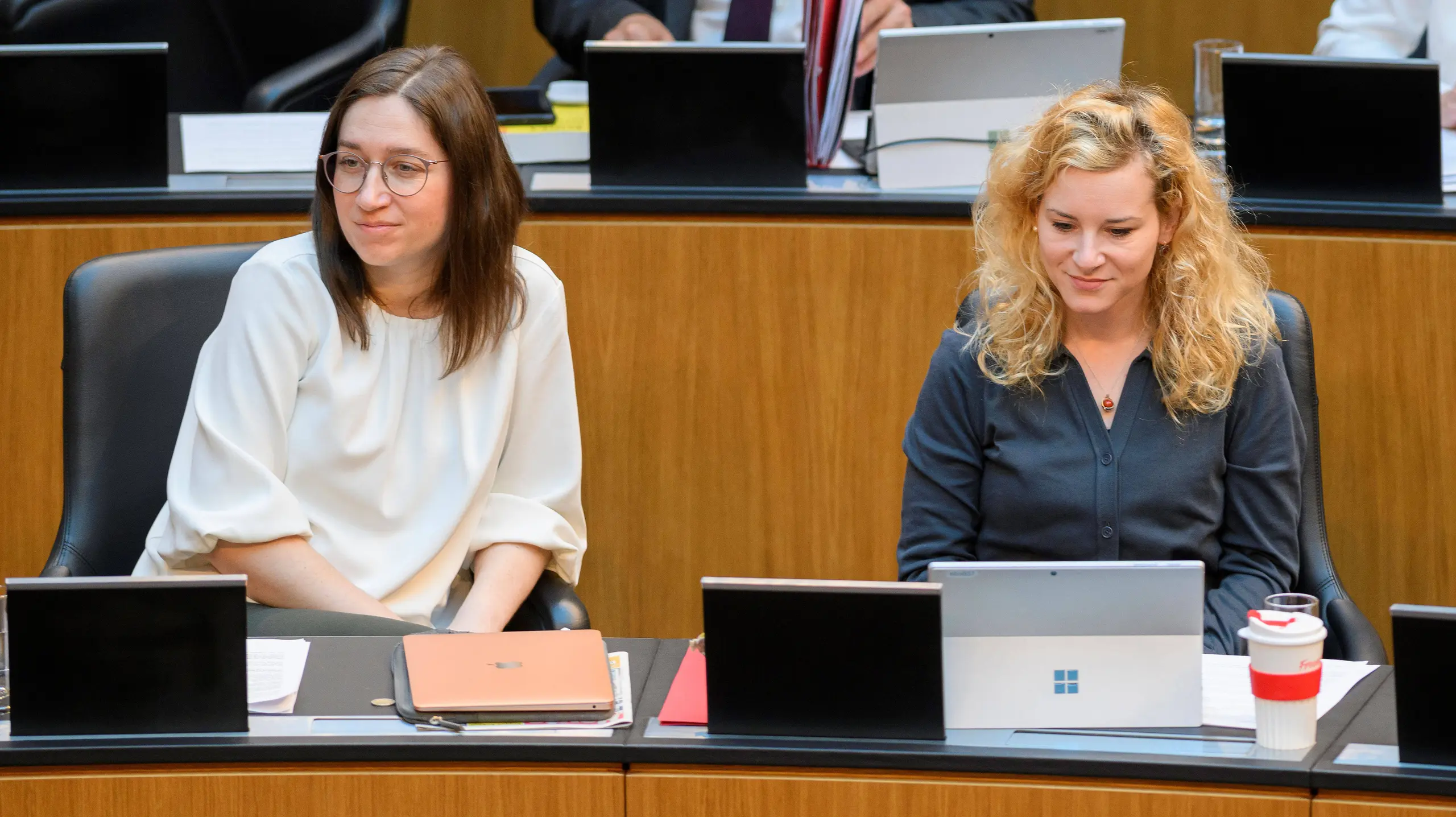 Julia Herr (SPOE) und Klubobmann Stellvertreterin Eva Maria Holzleitner (SPOE)