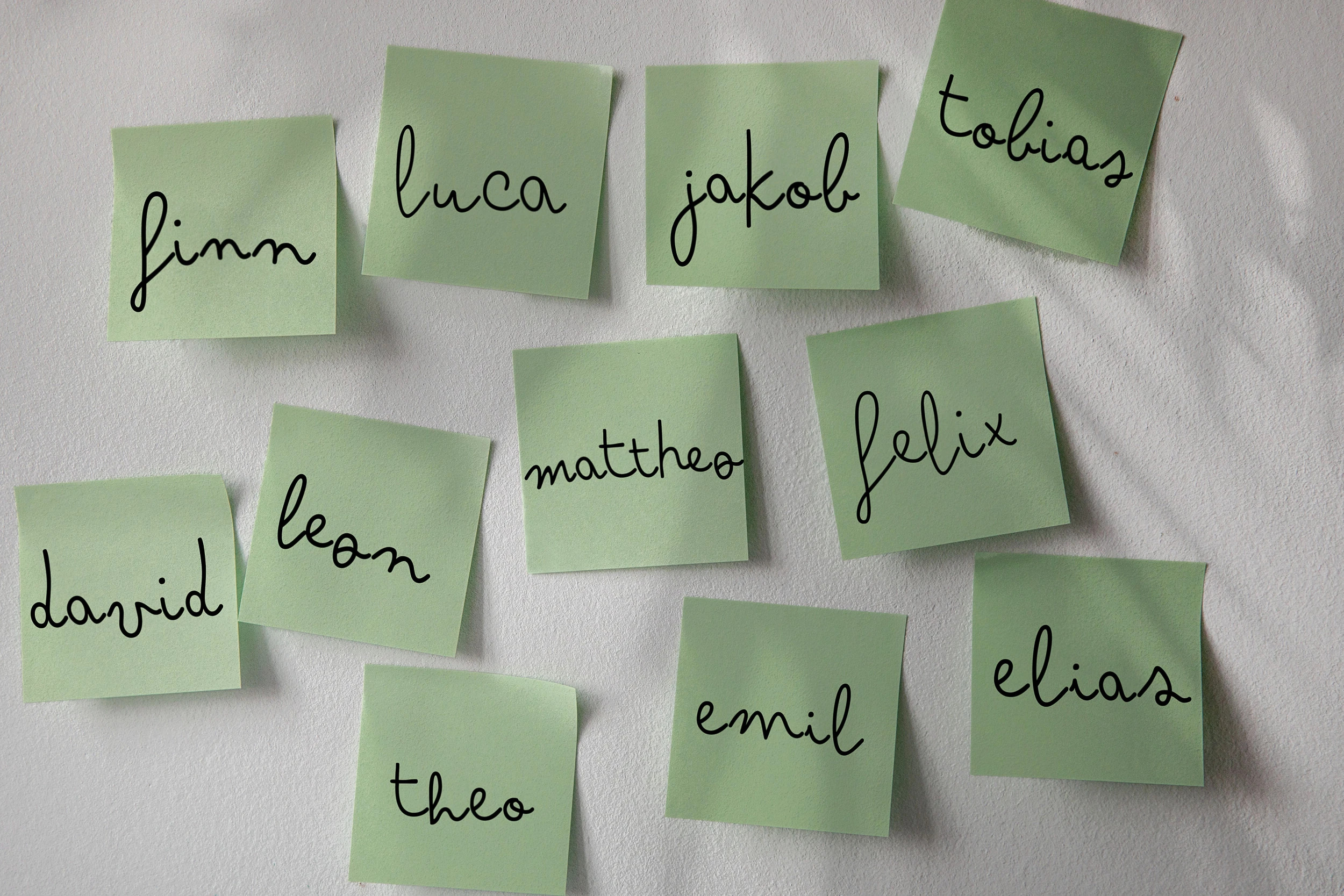 Post-its an einer Wand mit Jungennamen