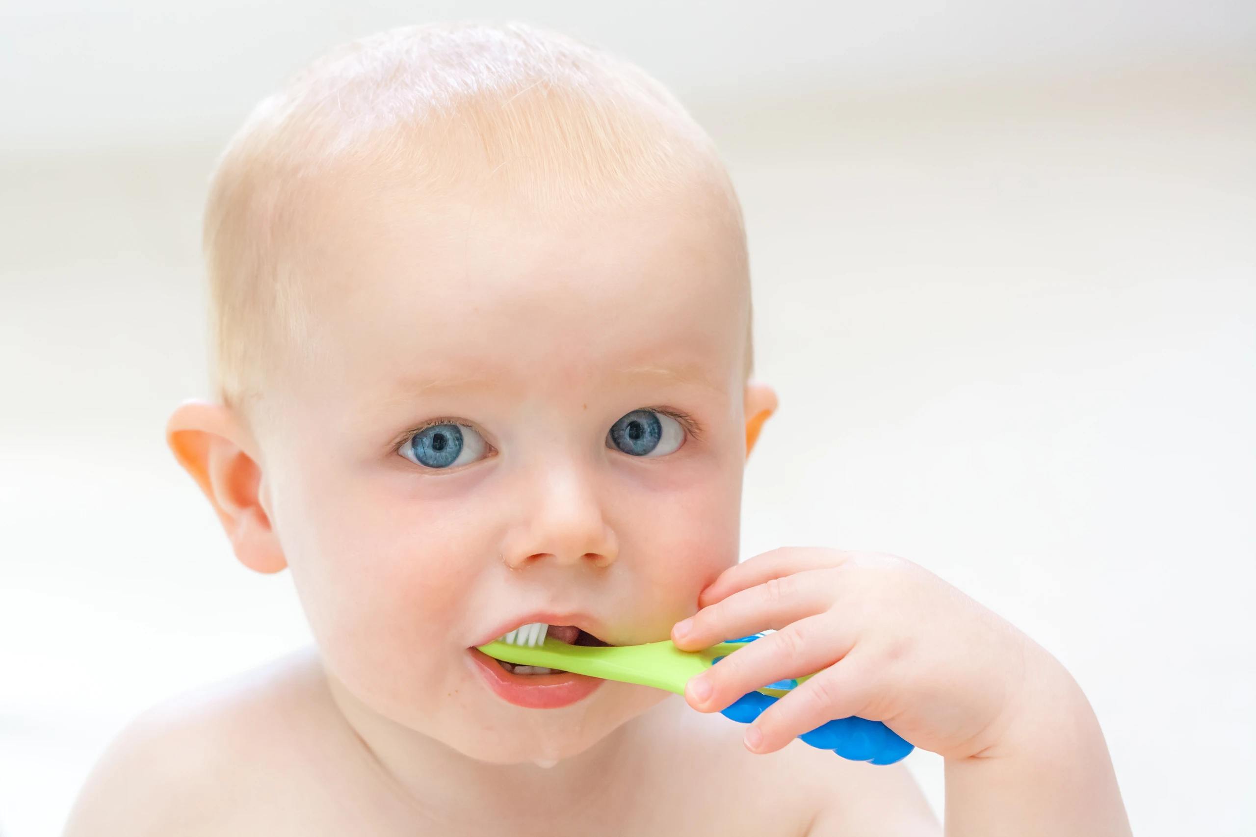 Baby mit Zahnbürste