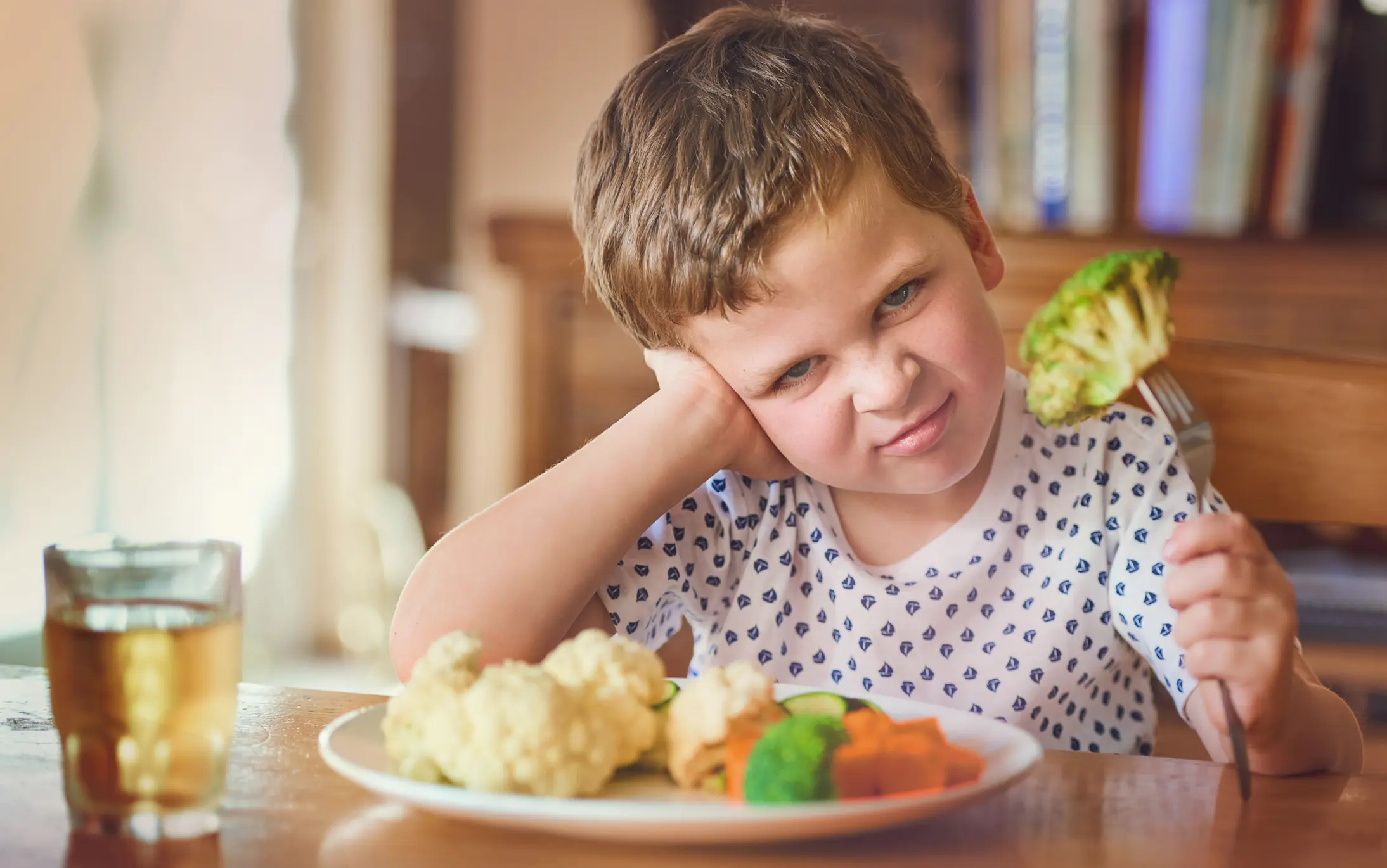 Kind mit Gemüse