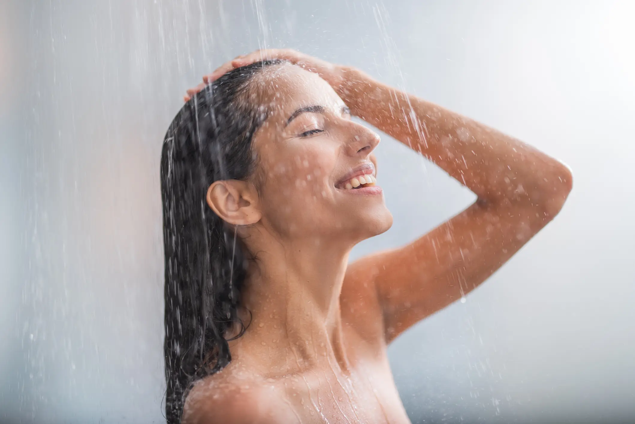 Frau unter der Dusche