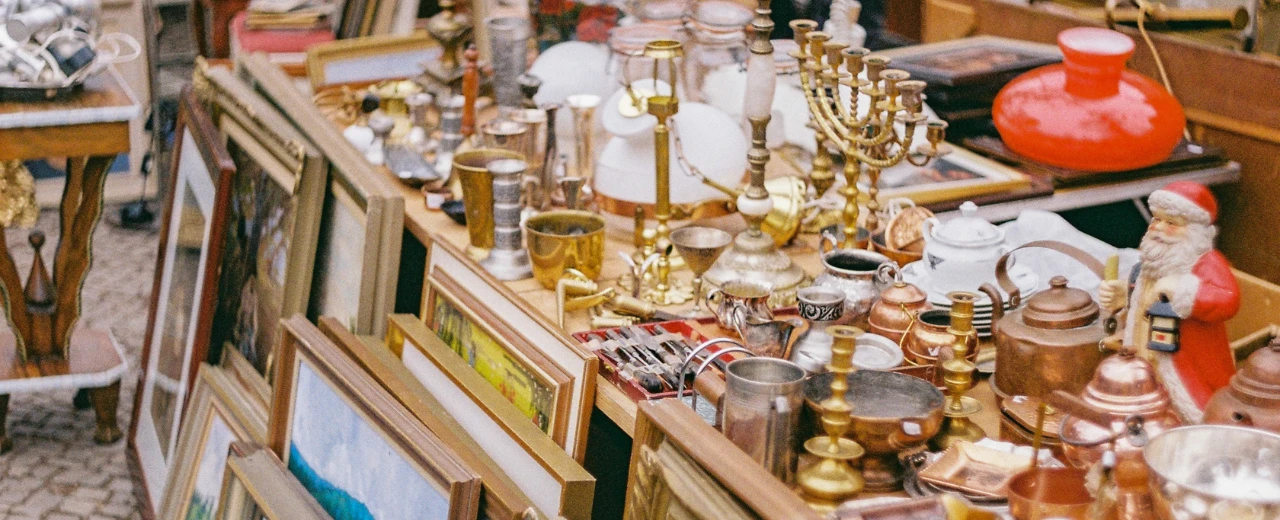 Flohmarkt mit Antiquitäten: Bilderrahmen, Messing, Kupfer, Kerzenleuchter, Porzellan & mehr.