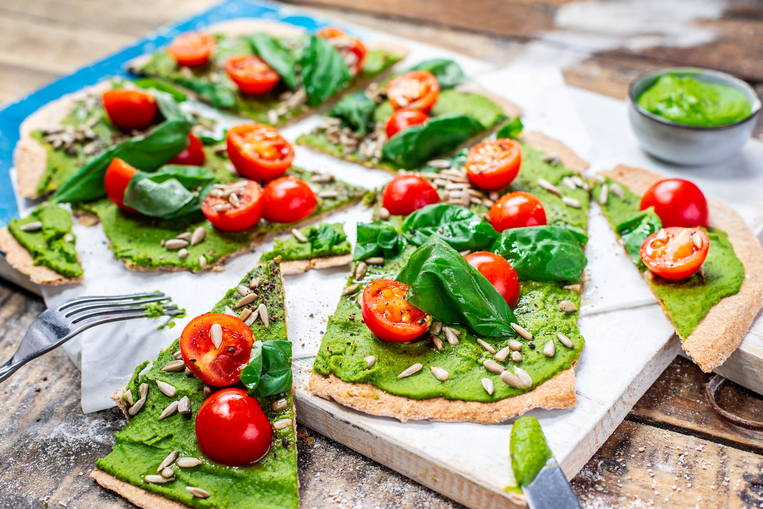 Dinkelflammkuchen mit Basilikum-Hummus
