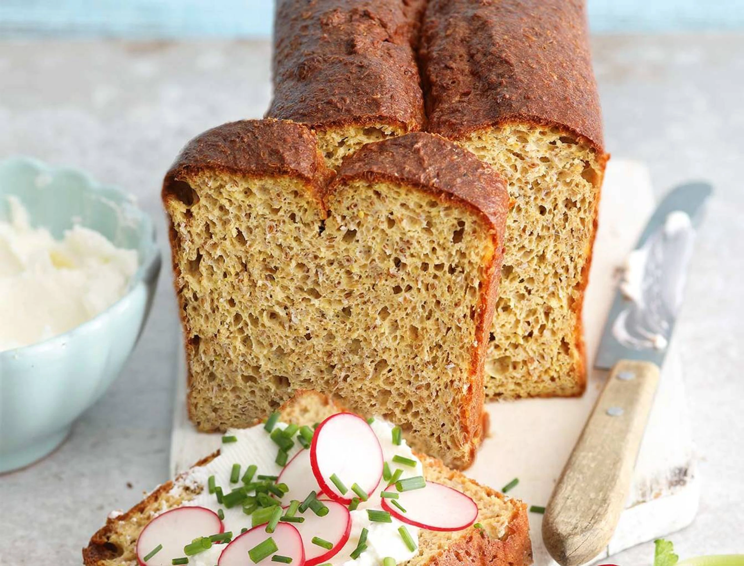 Glutenfreies Topfenbrot mit Leinsamen und Koriander
