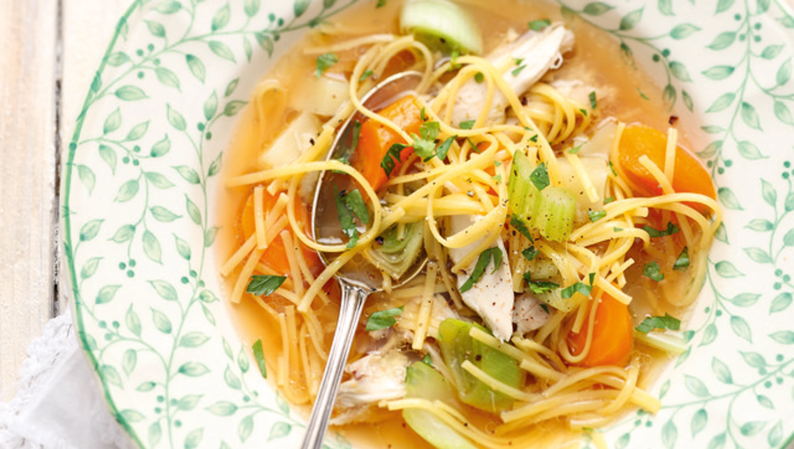 Kräftige Hühnersuppe mit Nudeln und Gemüse