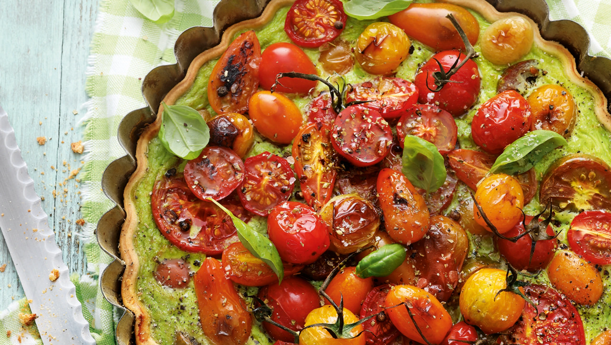 Bunte Tomaten-Quiche mit Basilikum