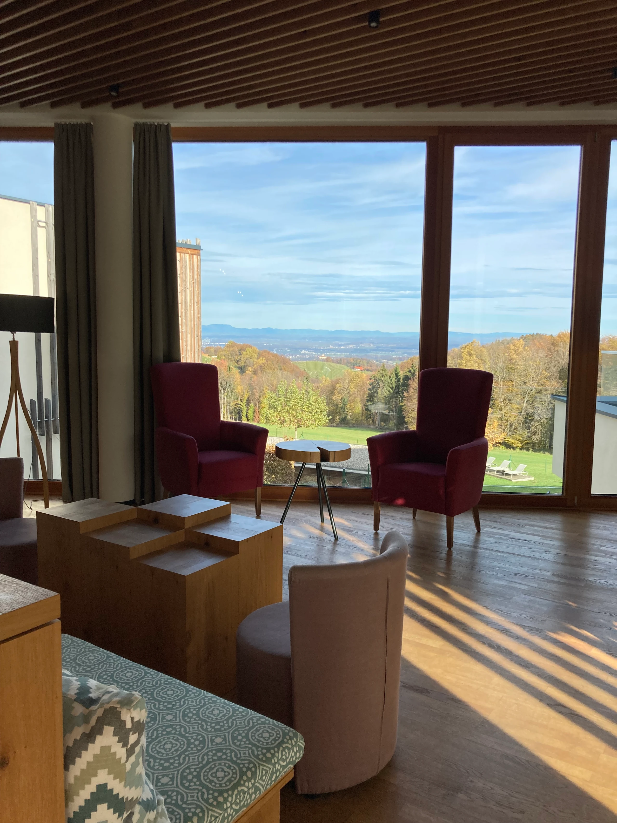 © News.at Blurred image background