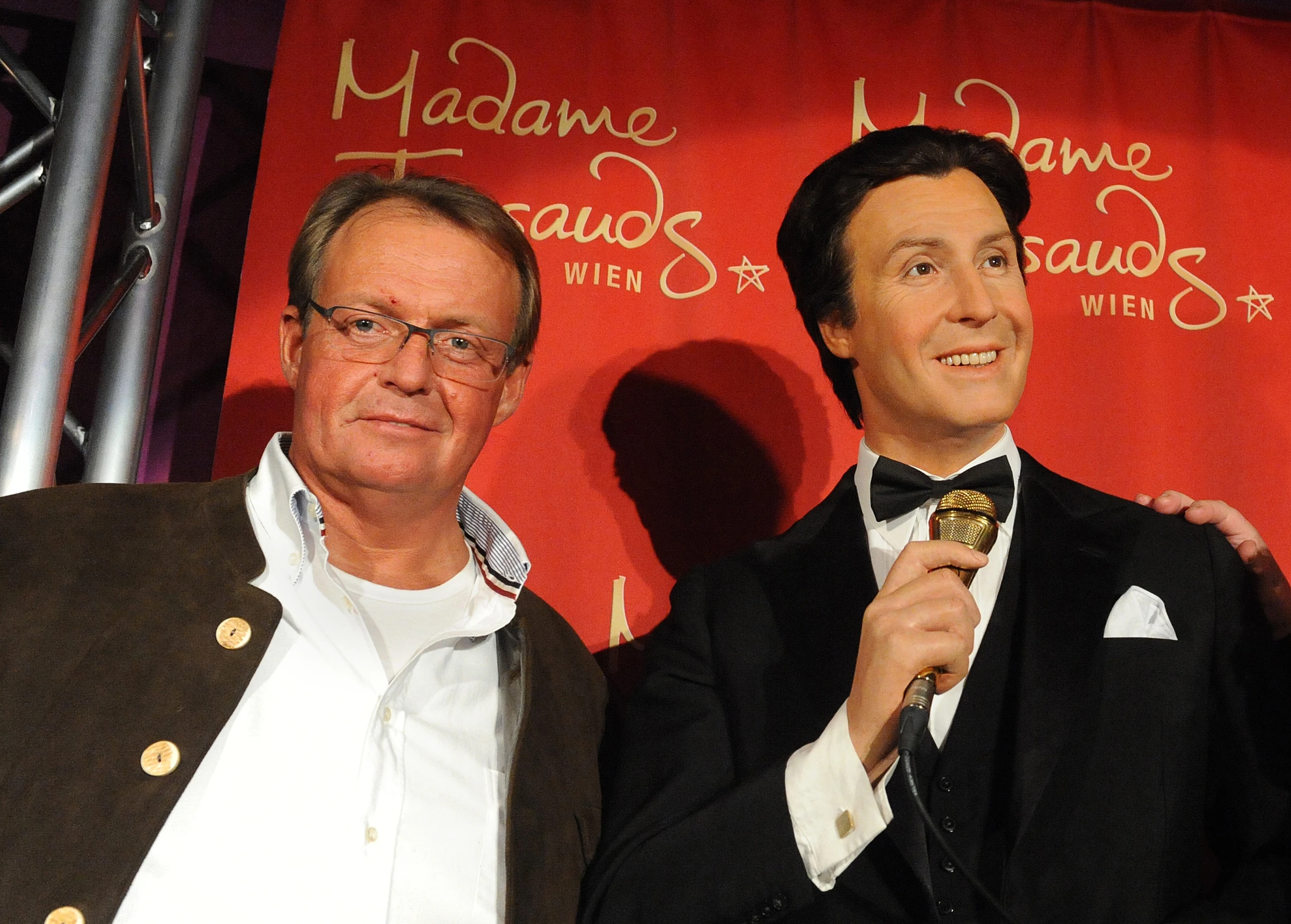 Michael Neumayer mit der Wachsfigur seines Vaters Peter Alexander