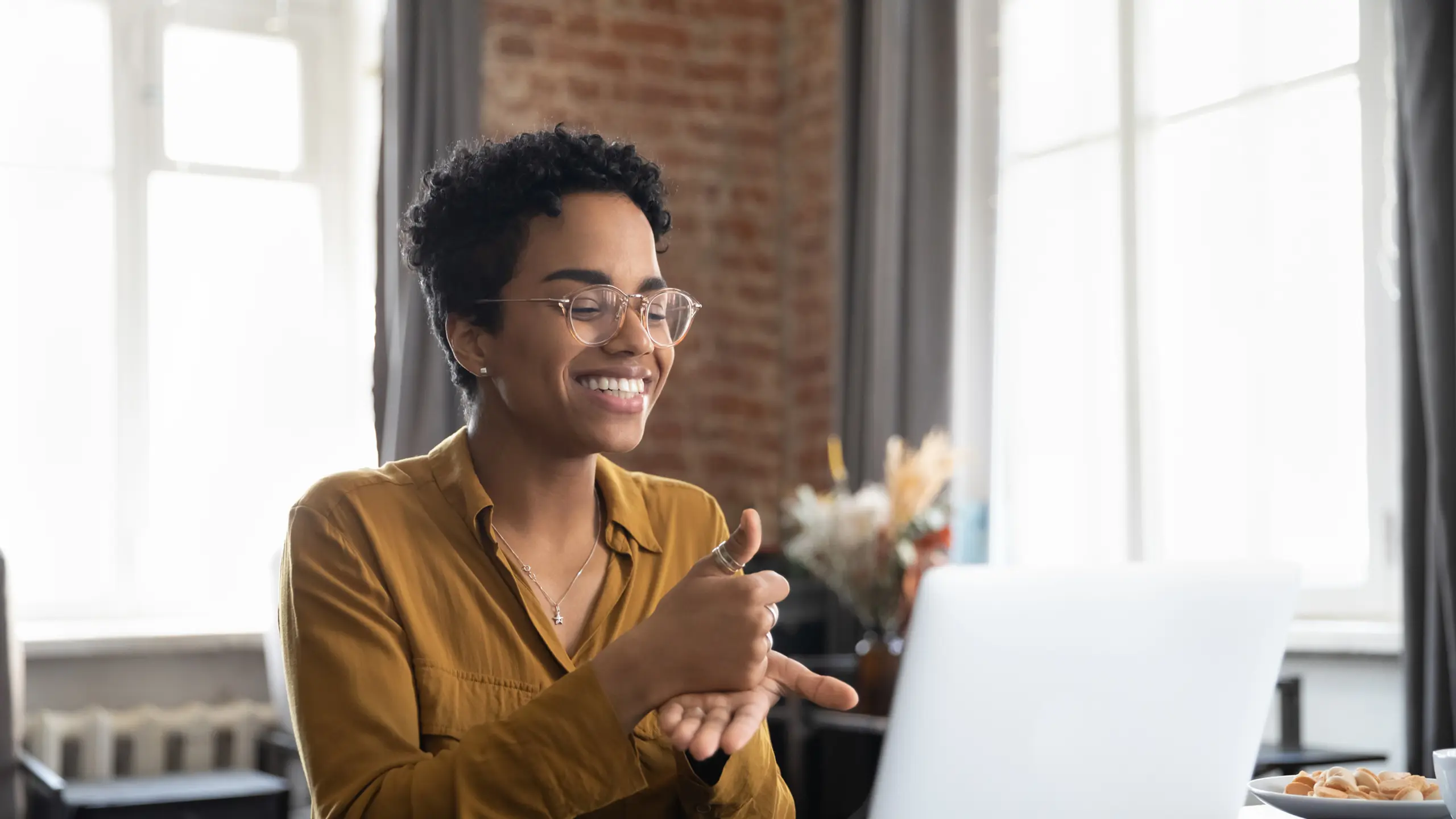 Frau, die in Gebärdensprache kommuniziert