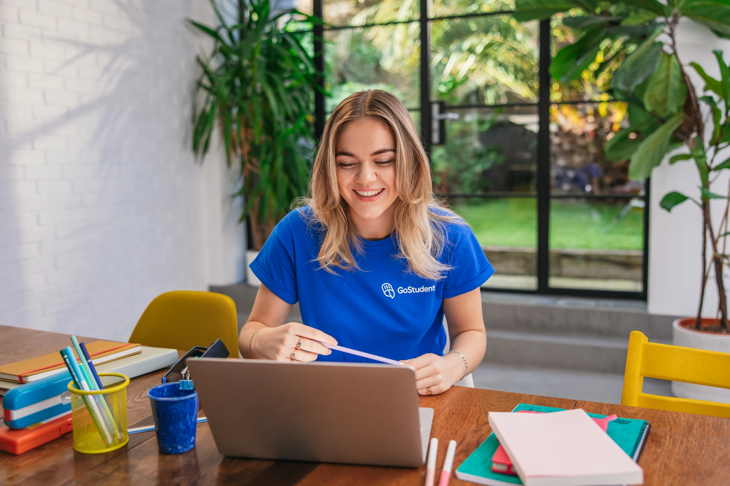 © GoStudent Blurred image background