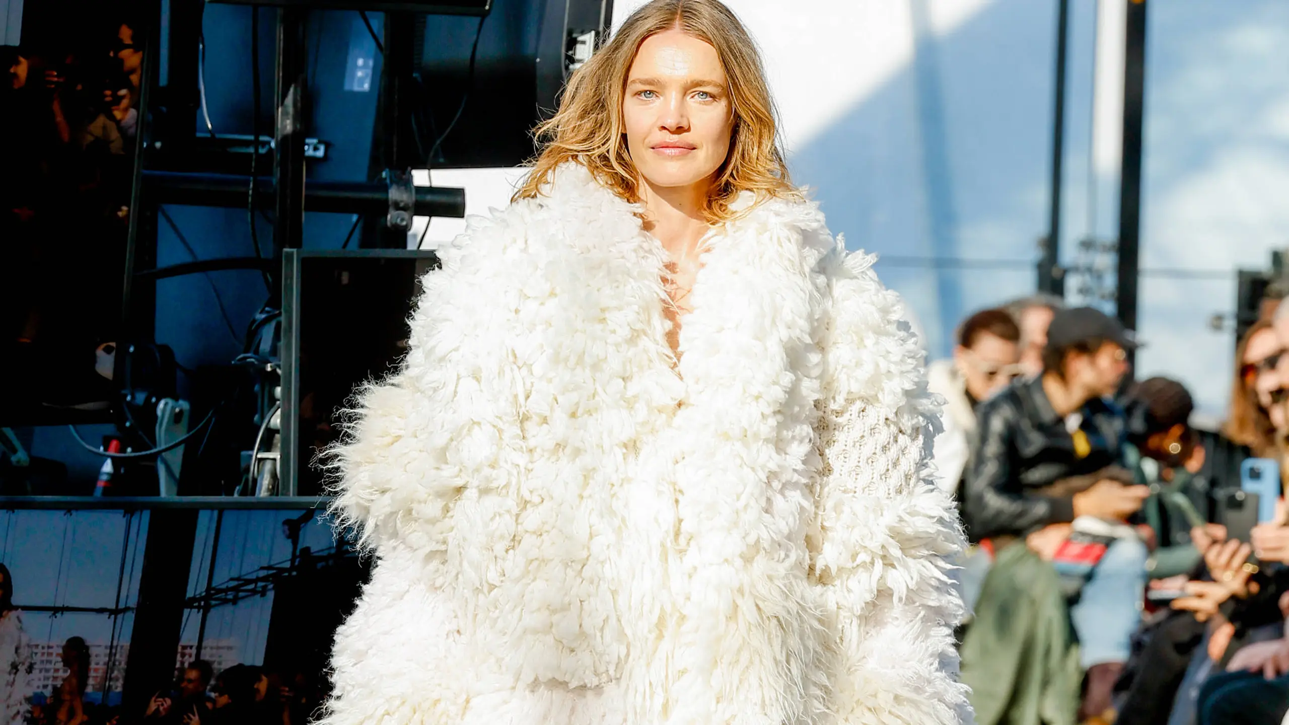Natalia Vodianova läuft für Stella McCartney auf der Pariser Fashion Week 2024