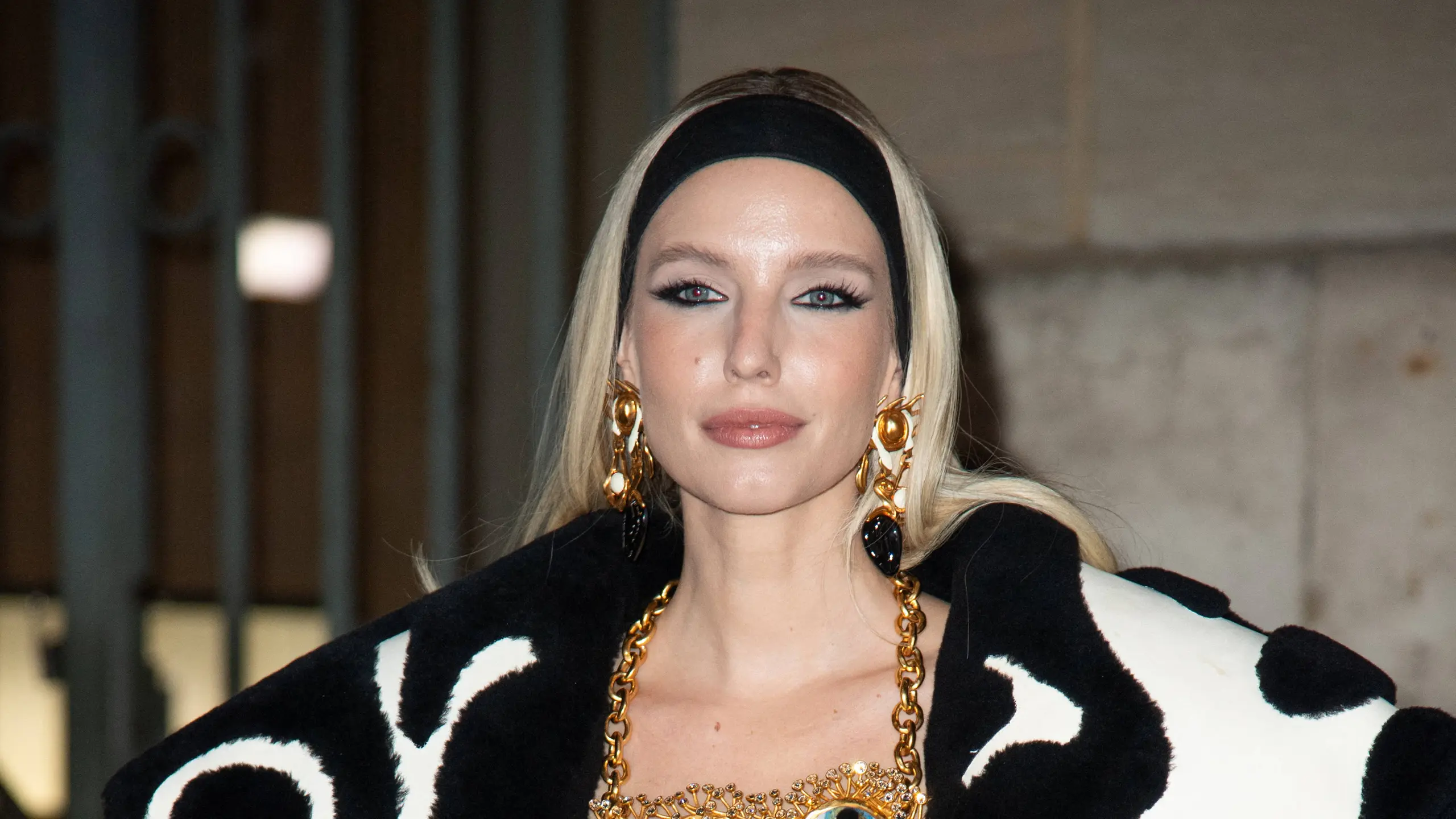 Leonie Hanne auf der Schiaparelli Womenswear Fall/Winter 2024/25 auf der Pariser Fashion Week