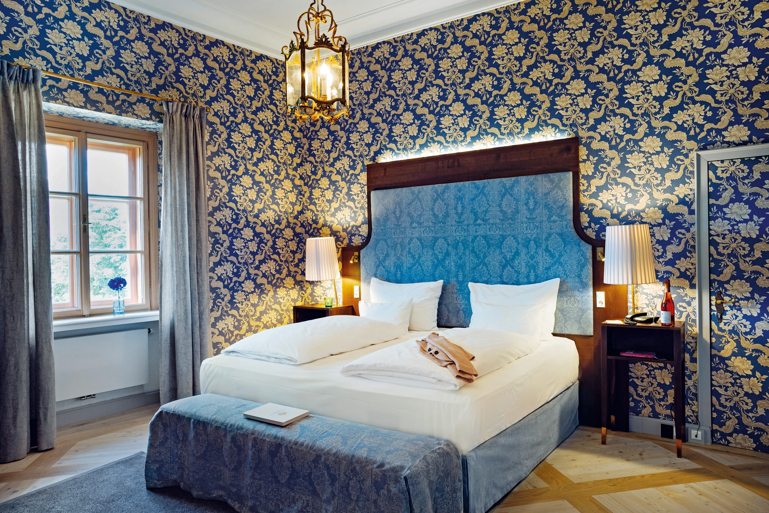 © Richard Schabetsberger Blurred image background