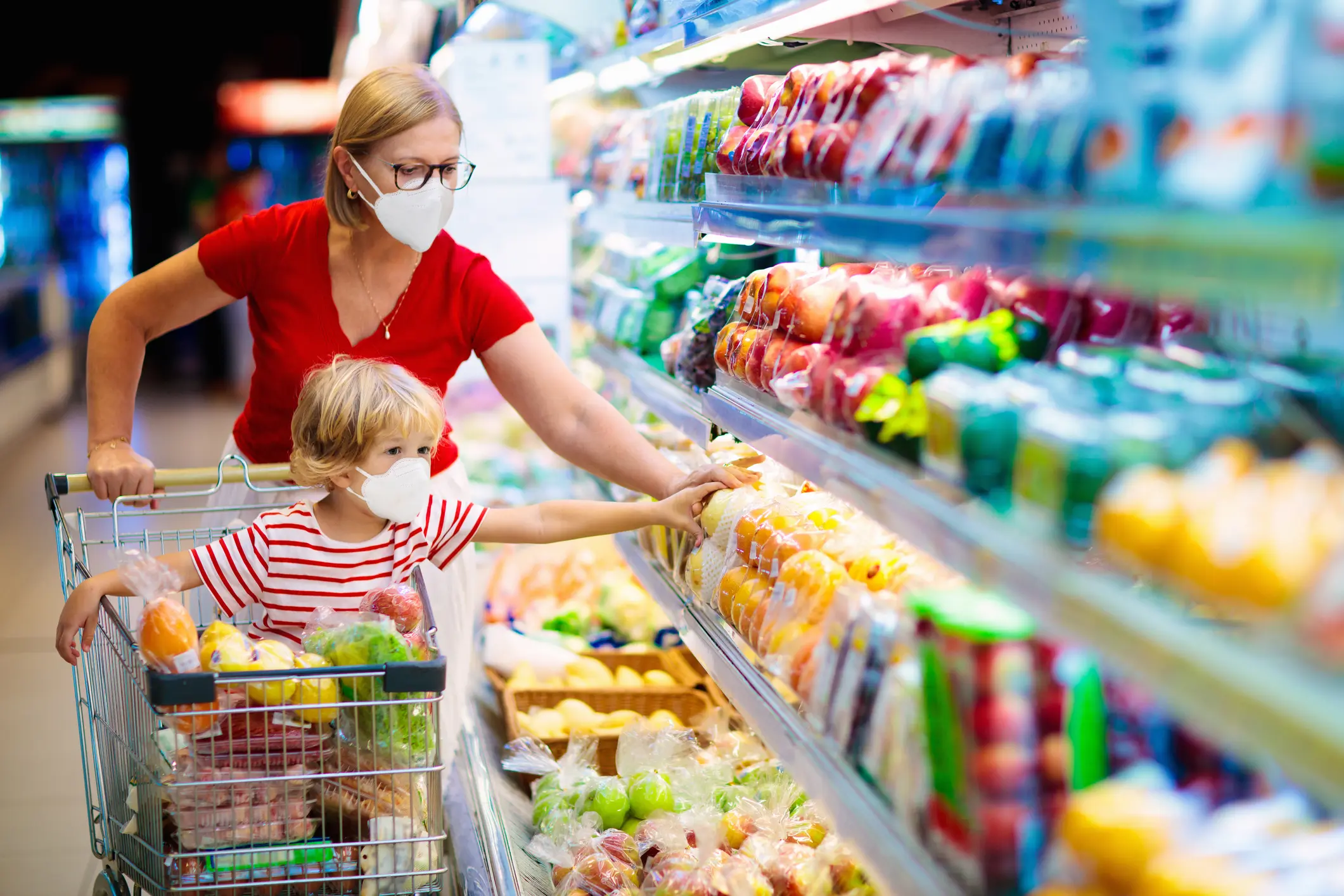 Mutter und Kind im Supermarkt